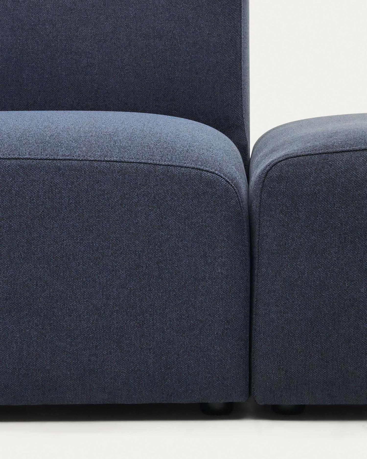 Entdecken Sie das Neom 1-Sitzer-Sofa in Blau von Kave Home. Flexibel, nachhaltig und stilvoll – perfekt für Ihr modernes Zuhause!