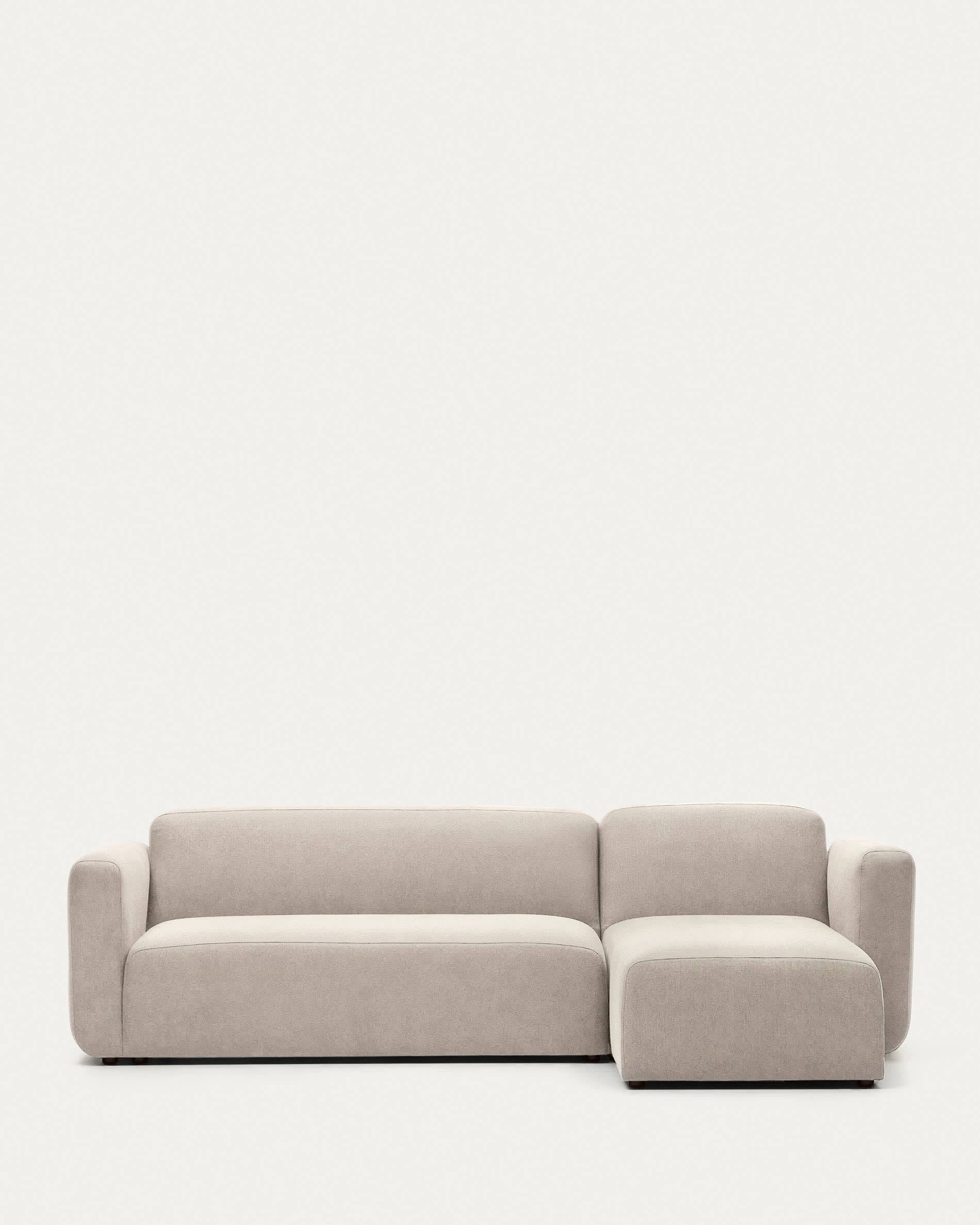 Elegantes, beiges 3-Sitzer-Sofa mit flexibler Chaiselongue, FSC-zertifiziert, ideal für grosse Räume.