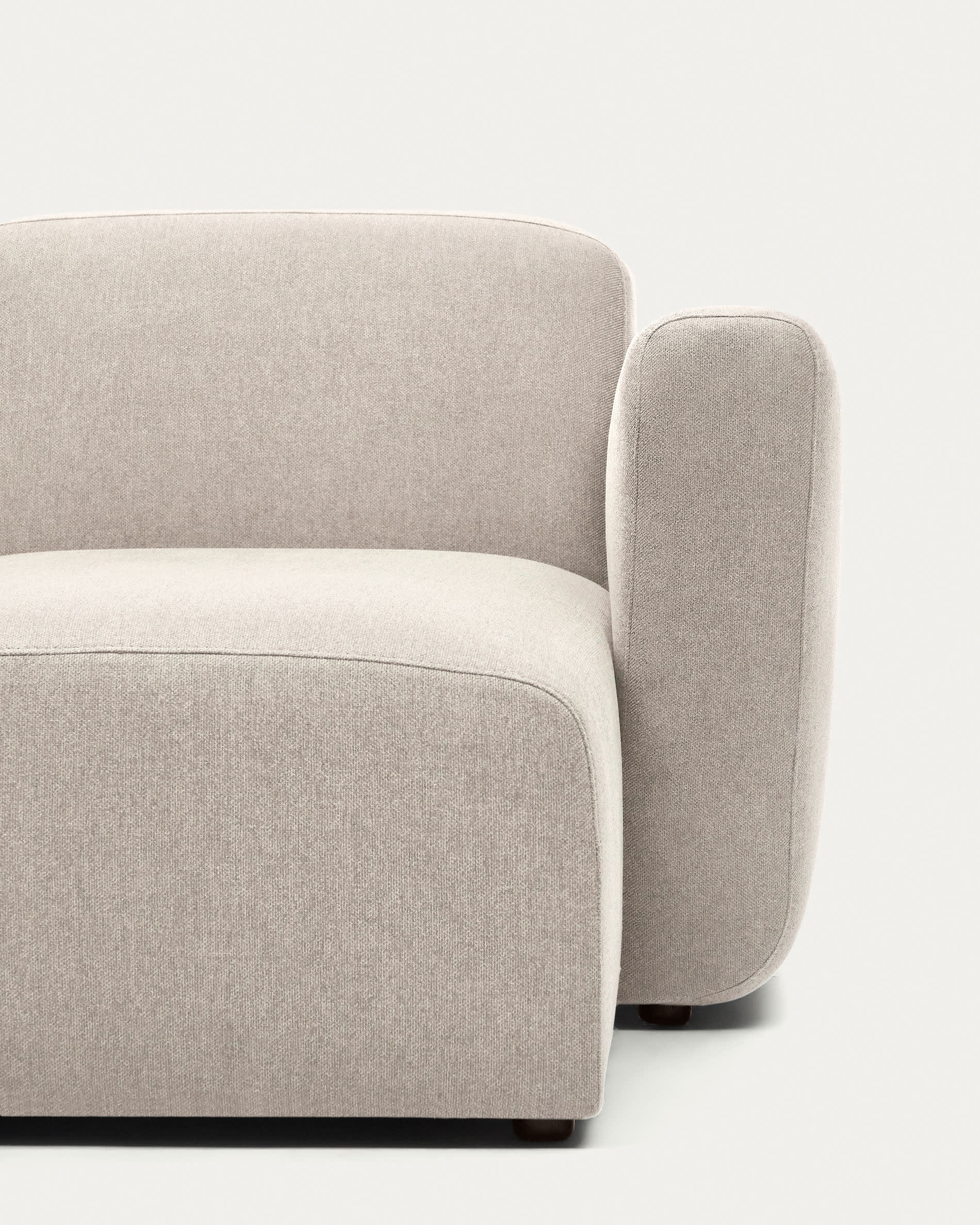 Erleben Sie das Neom 3-Sitzer-Sofa von Kave Home in sanftem Beige. Modular und anpassbar mit Chaiselongue für maximalen Komfort und Stil.