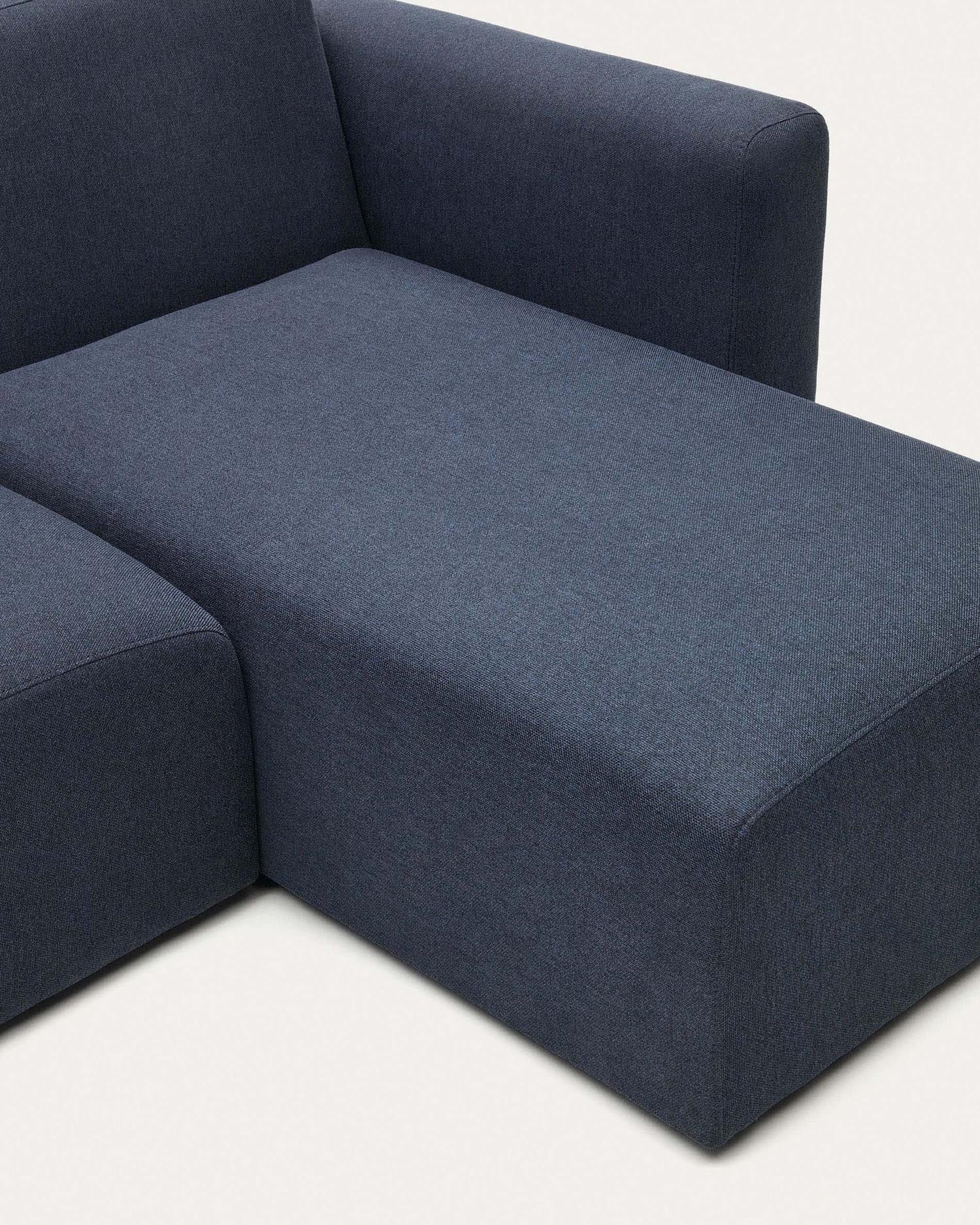 Entdecke das Neom 3-Sitzer-Sofa mit Chaiselongue in Blau. Modular, flexibel und umweltfreundlich – ideal für stilvolle Wohnräume.