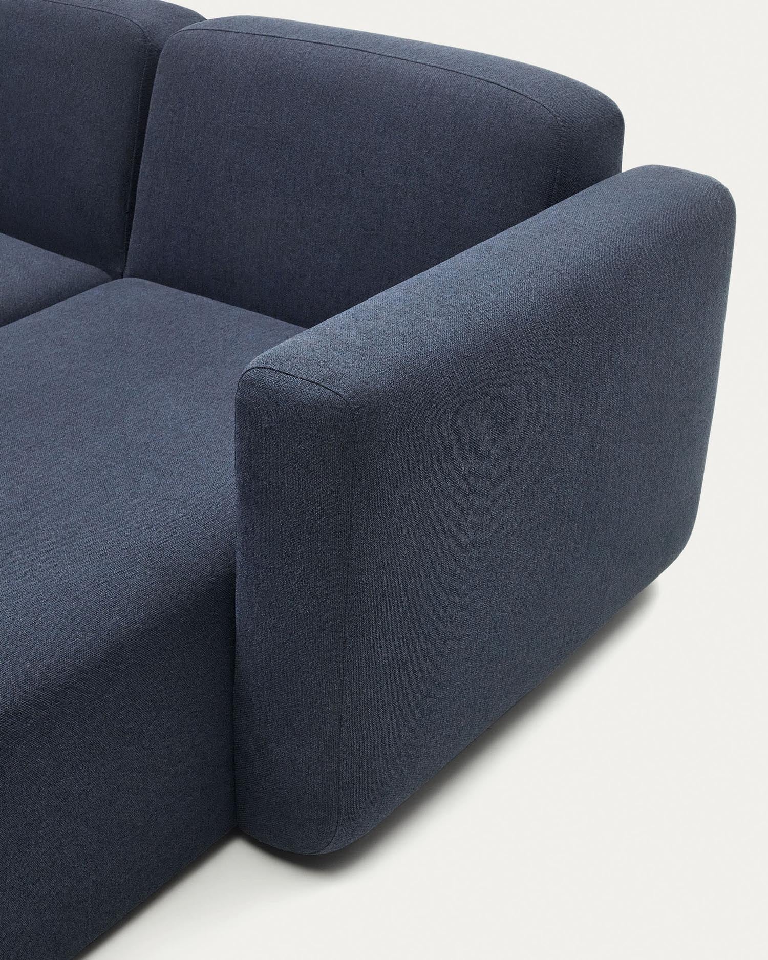 Erlebe das Neom 3-Sitzer-Sofa mit Chaiselongue in elegantem Blau. Modular, komfortabel und nachhaltig – perfekt für dein modernes Zuhause.