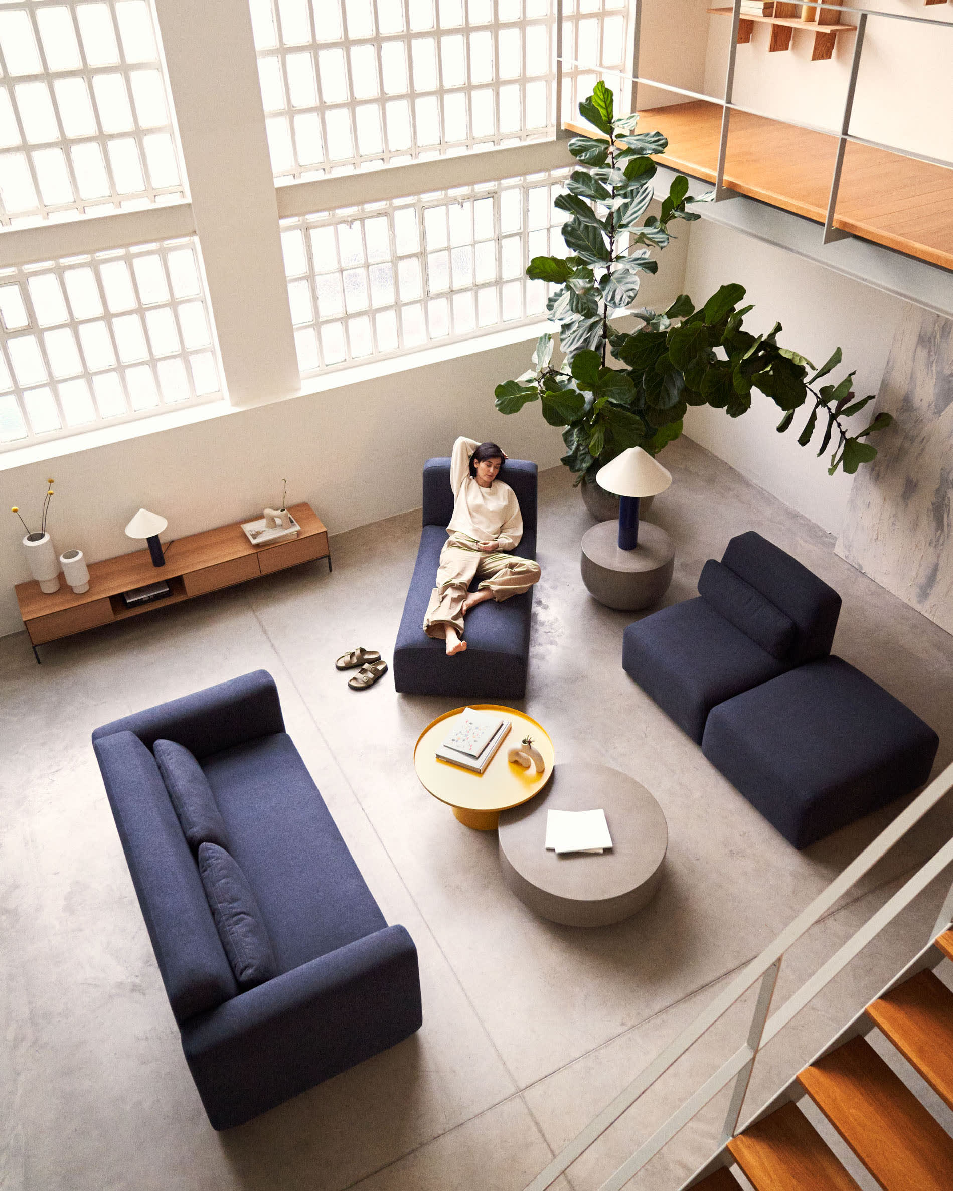 Das Neom Sitzmodul in Blau (75 cm) von Kave Home kombiniert modernes Design mit Nachhaltigkeit dank FSC-zertifiziertem Holz.