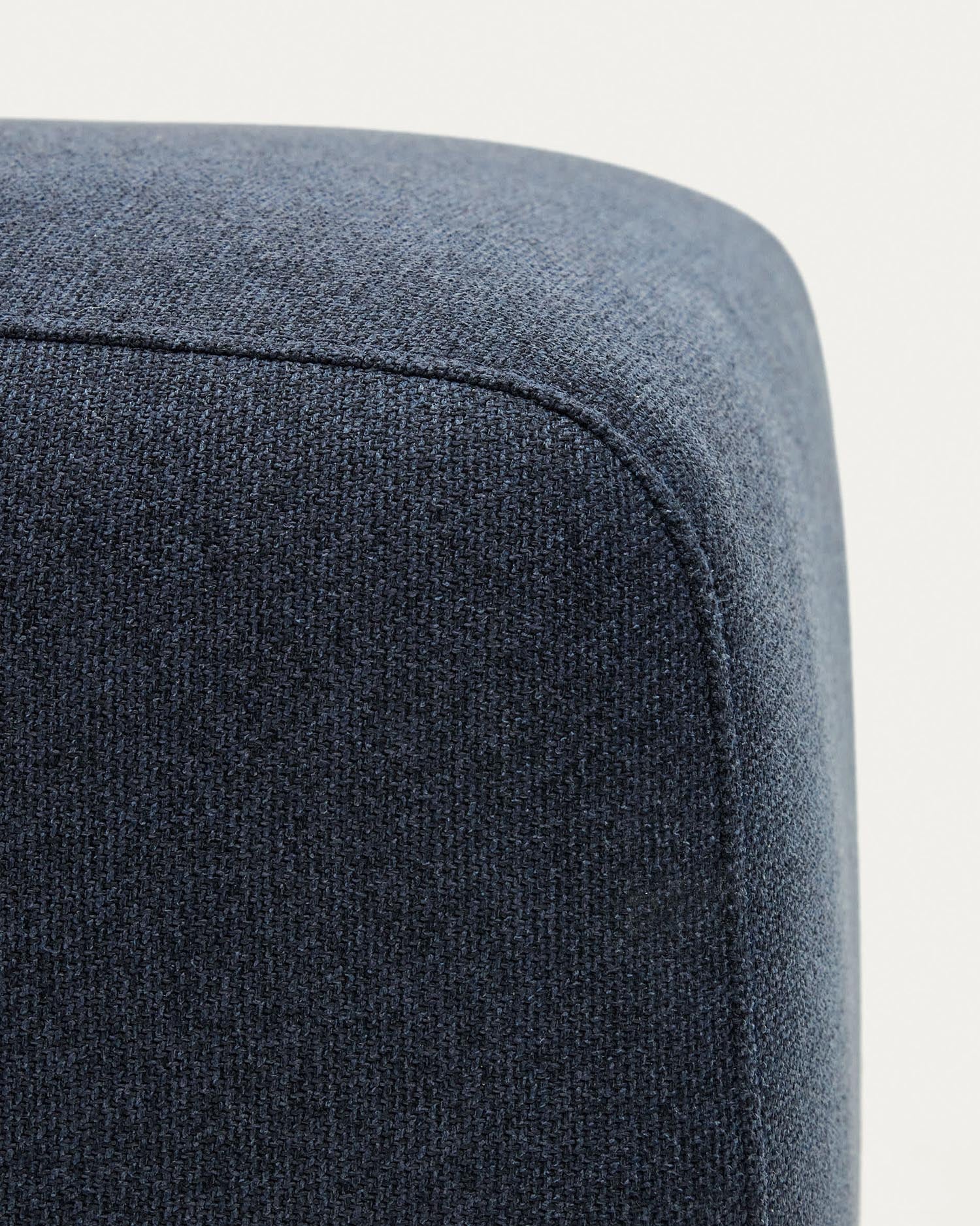 Das Neom Fussablagemodul in Blau (75 x 64 cm) von Kave Home vereint stilvolles Design und vielseitige Nutzungsmöglichkeiten für Ihr Zuhause.