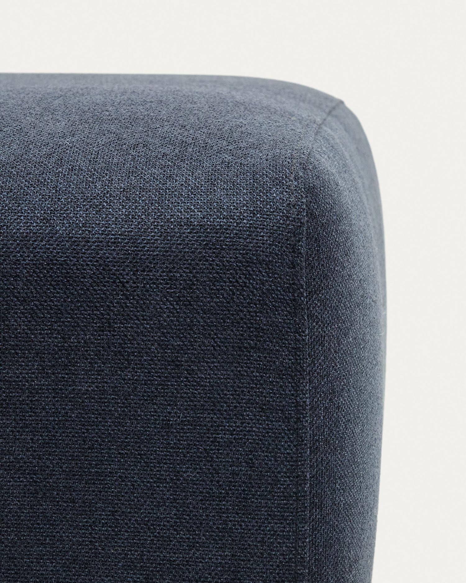 Gestalten Sie Ihr Zuhause mit dem Neom Pouf Randmodul in stilvollem Blau (75 x 89 cm) von Kave Home – flexibel, nachhaltig und komfortabel.
