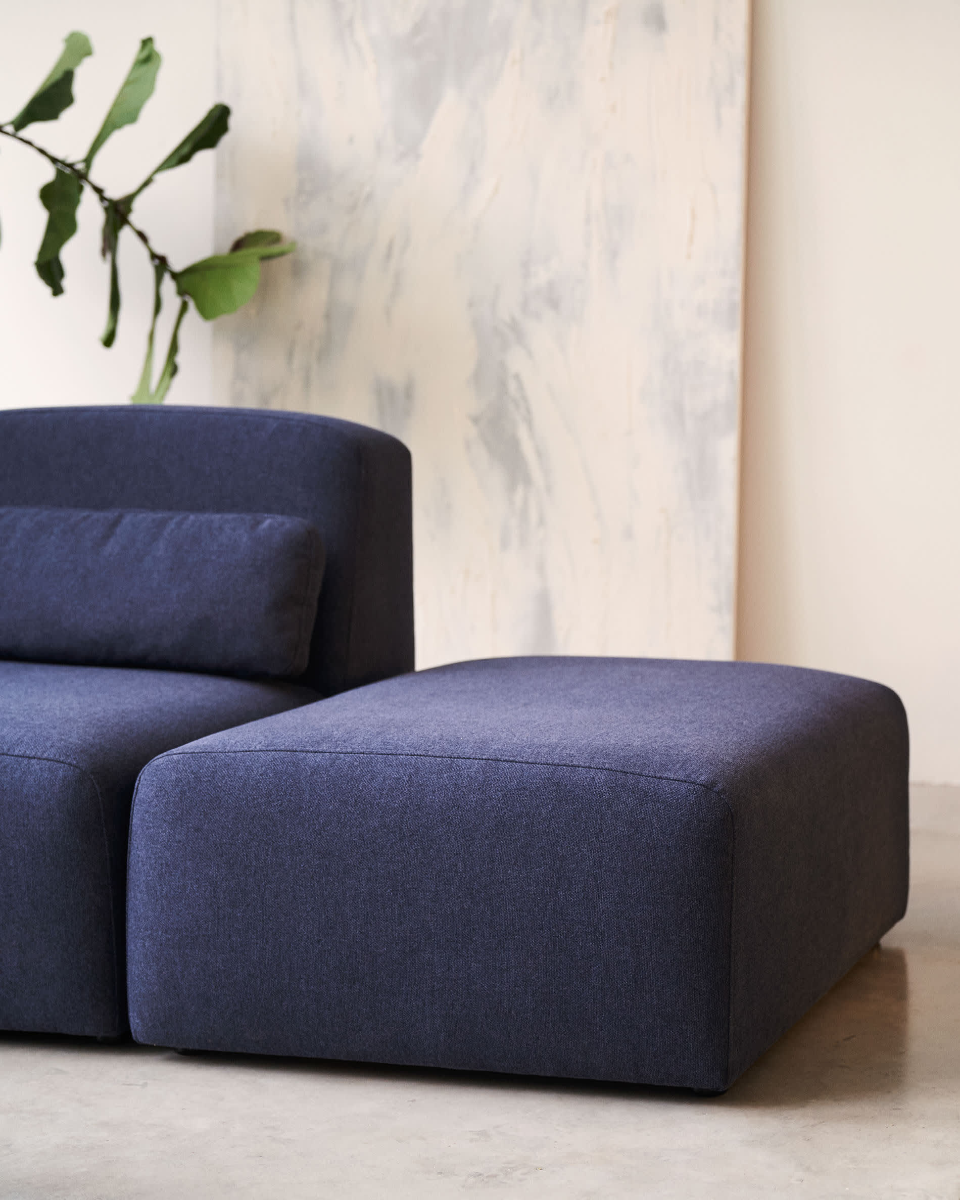 Eleganter blauer Neom Pouf von Kave Home, 75x89 cm, FSC-zertifiziert, ideal als modulares Möbelstück für modernes Wohnen.