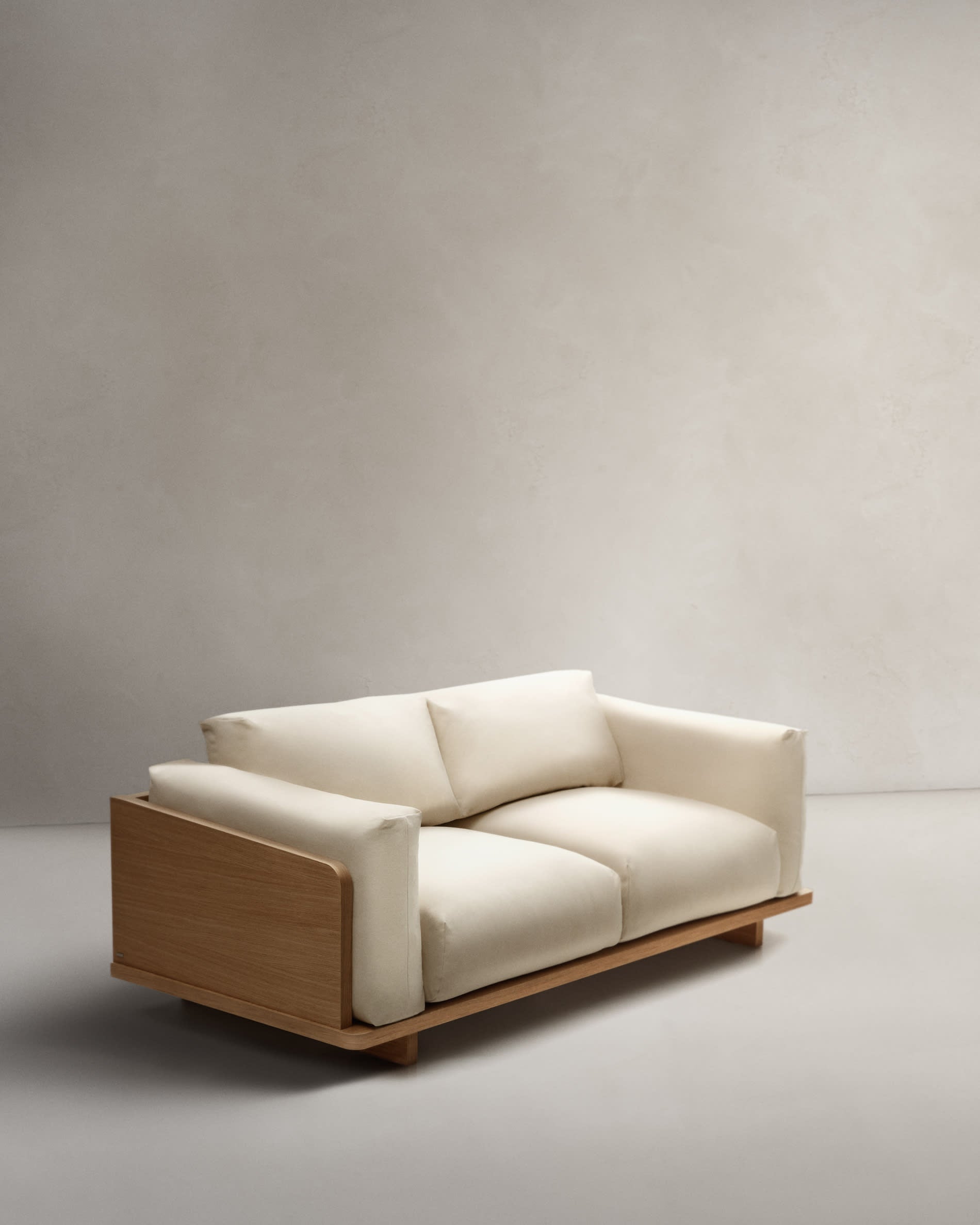 Modernes 3-Sitzer-Sofa in Beige, 225 cm, gefertigt aus FSC-zertifizierten Materialien, perfekt für nachhaltiges Wohnen.