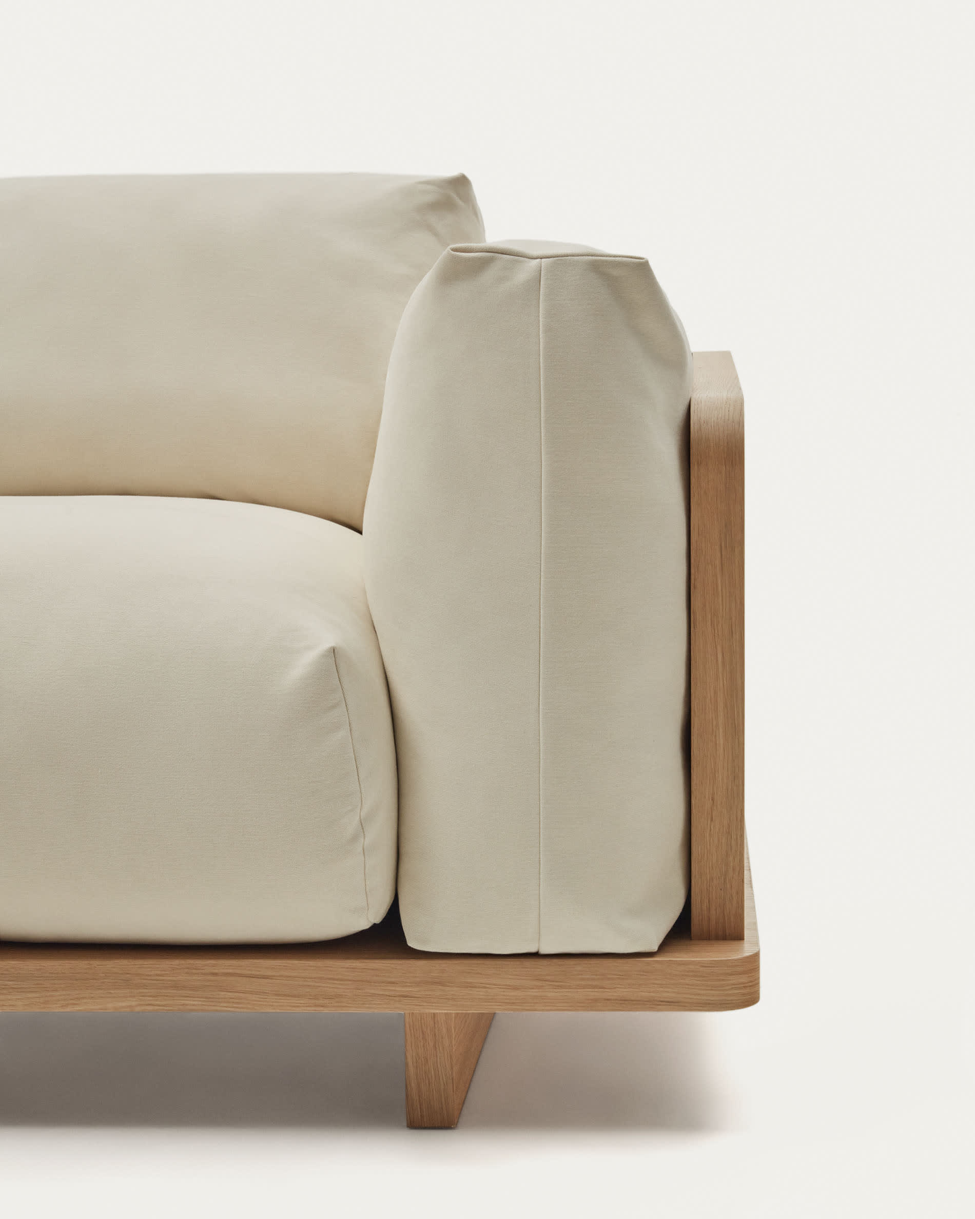 Beige 3-Sitzer-Sofa von Kave Home, 225 cm, vereint elegantes Design und nachhaltige Materialien für höchsten Komfort und Stil.