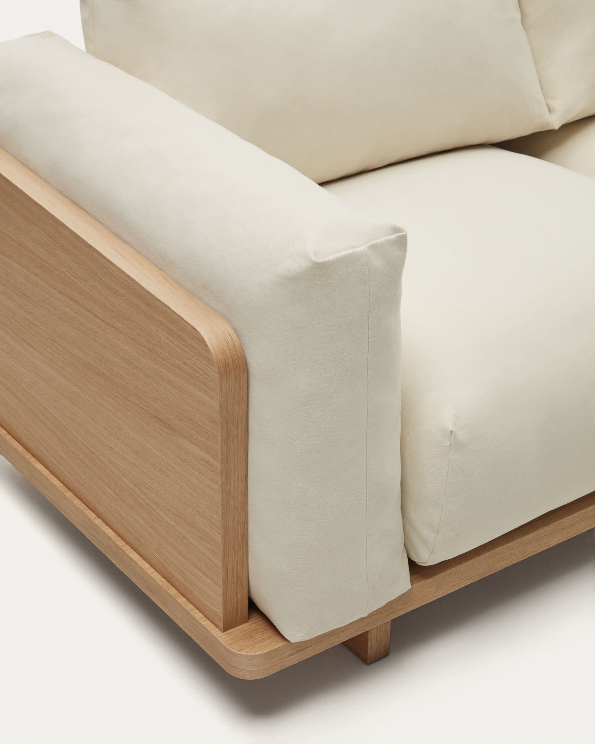 Beige Oaq 3-Sitzer-Sofa von Kave Home, 225 cm, bietet stilvollen Komfort und nachhaltige Qualität für Ihr Wohnzimmer.