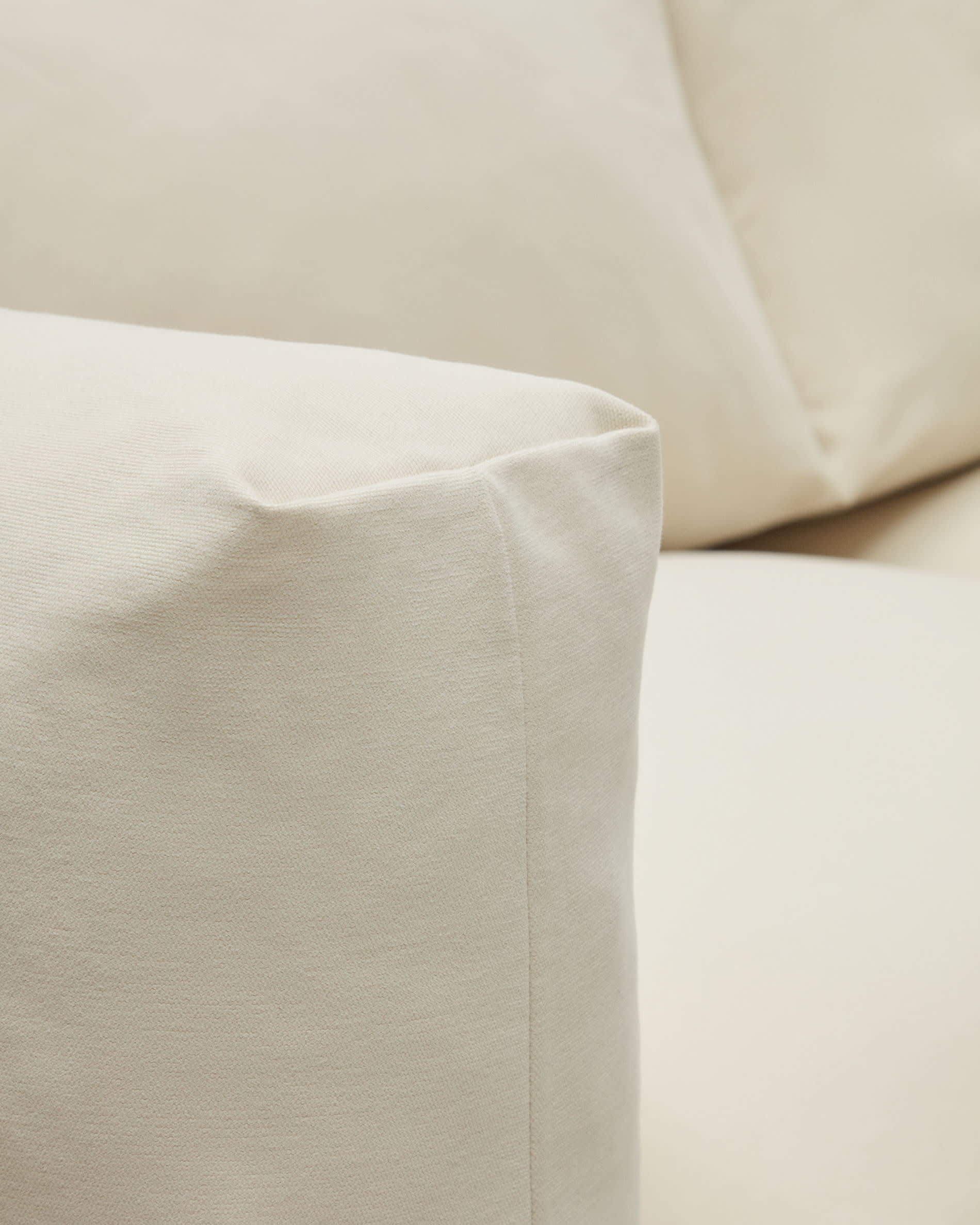 Entdecken Sie das Oaq 3-Sitzer-Sofa in elegantem Beige: 225 cm purem Komfort, nachhaltige Materialien und zeitloses Design für Ihr Wohnzimmer.