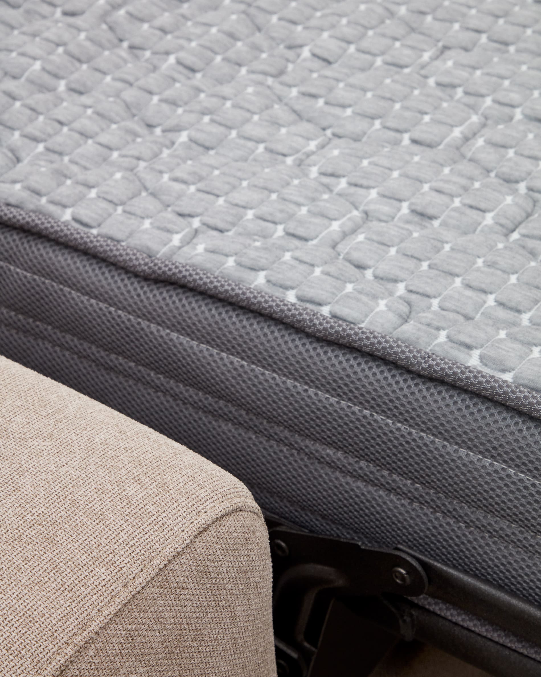 Erleben Sie das elegante Anley 4-Sitzer-Bettsofa in Beige von Kave Home – perfekt für Ihr Wohnzimmer, komfortabel und nachhaltig gestaltet.