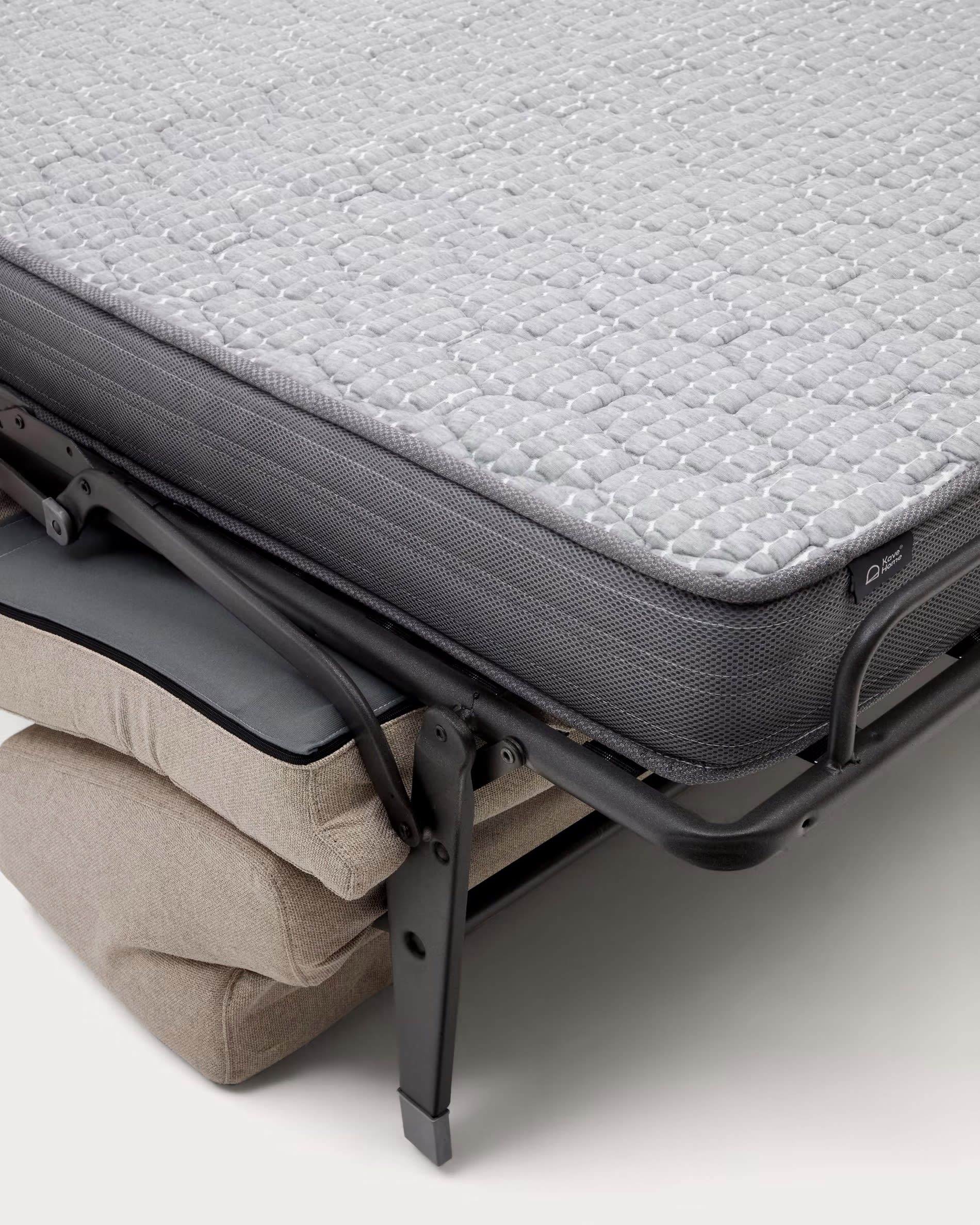 Das Anley 2-Sitzer-Bettsofa in Beige bietet stilvolle Eleganz und praktische Umwandlung in ein bequemes Bett, ideal für kleine Räume.