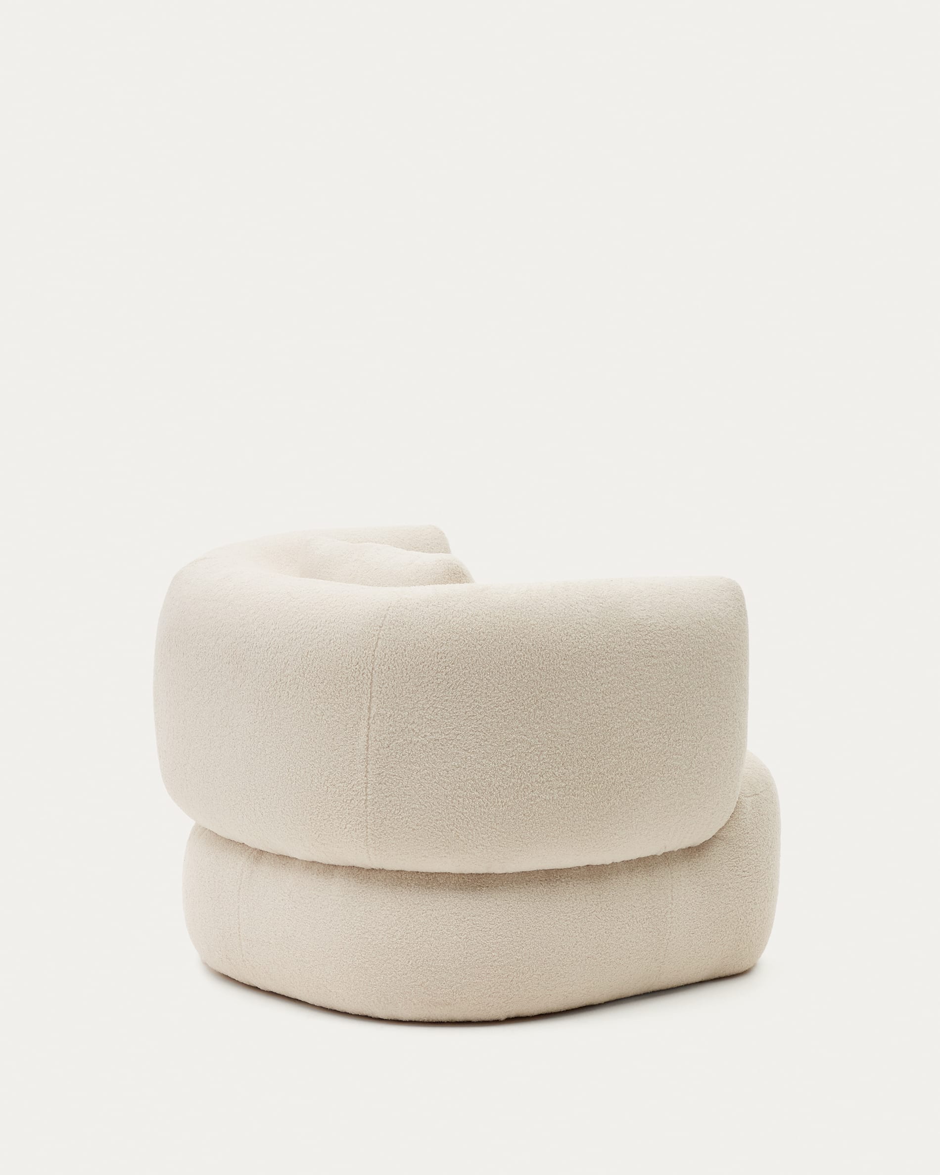 Eleganter Martina Sessel in Ecru Bouclé mit Kissen, FSC-zertifiziert, von Kave Home – stilvoll, komfortabel und nachhaltig.