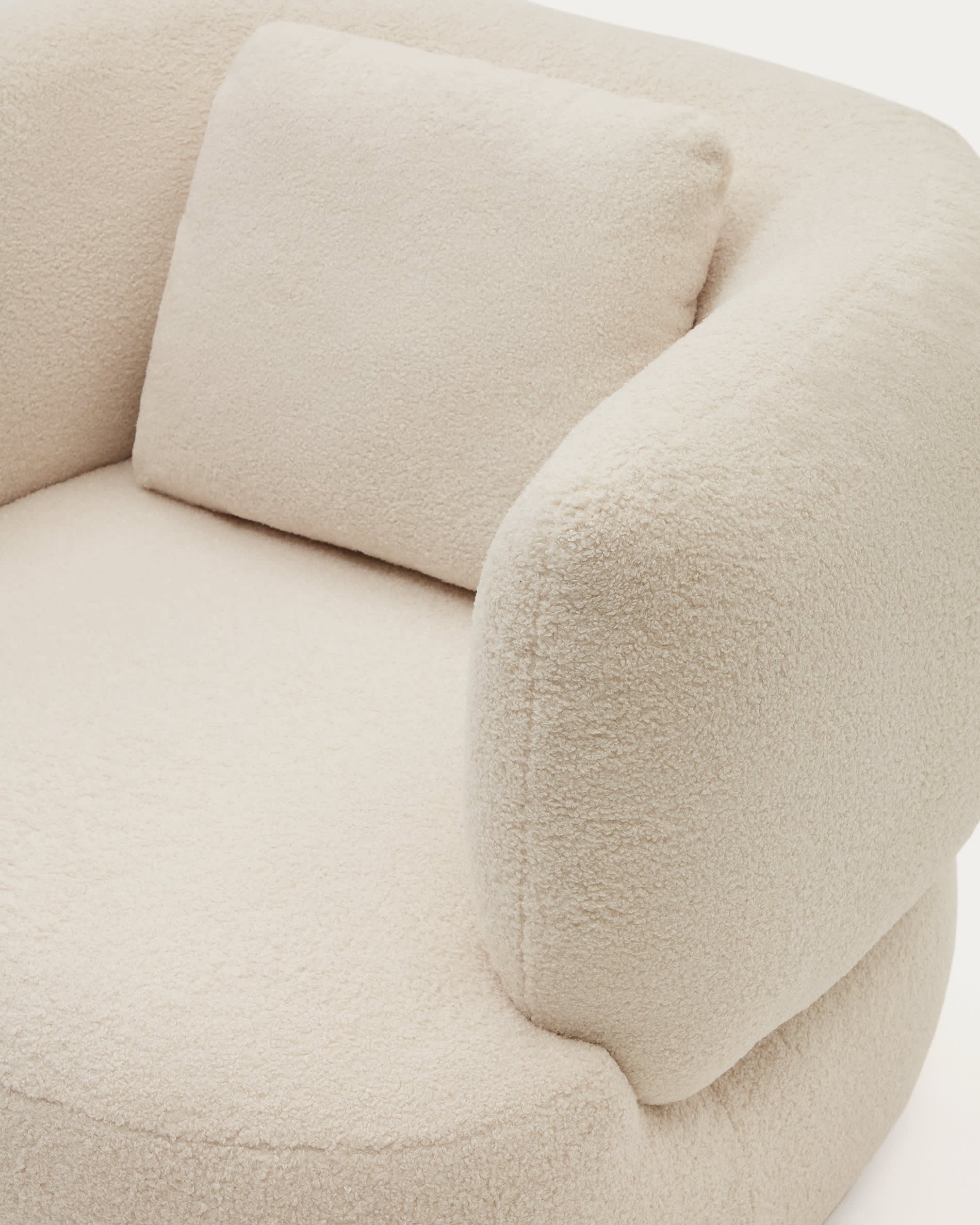Sessel mit Kissen Martina in Lammfelloptik in Ecru FSC Mix Credit in Weiss präsentiert im Onlineshop von KAQTU Design AG. Sessel ist von Kave Home