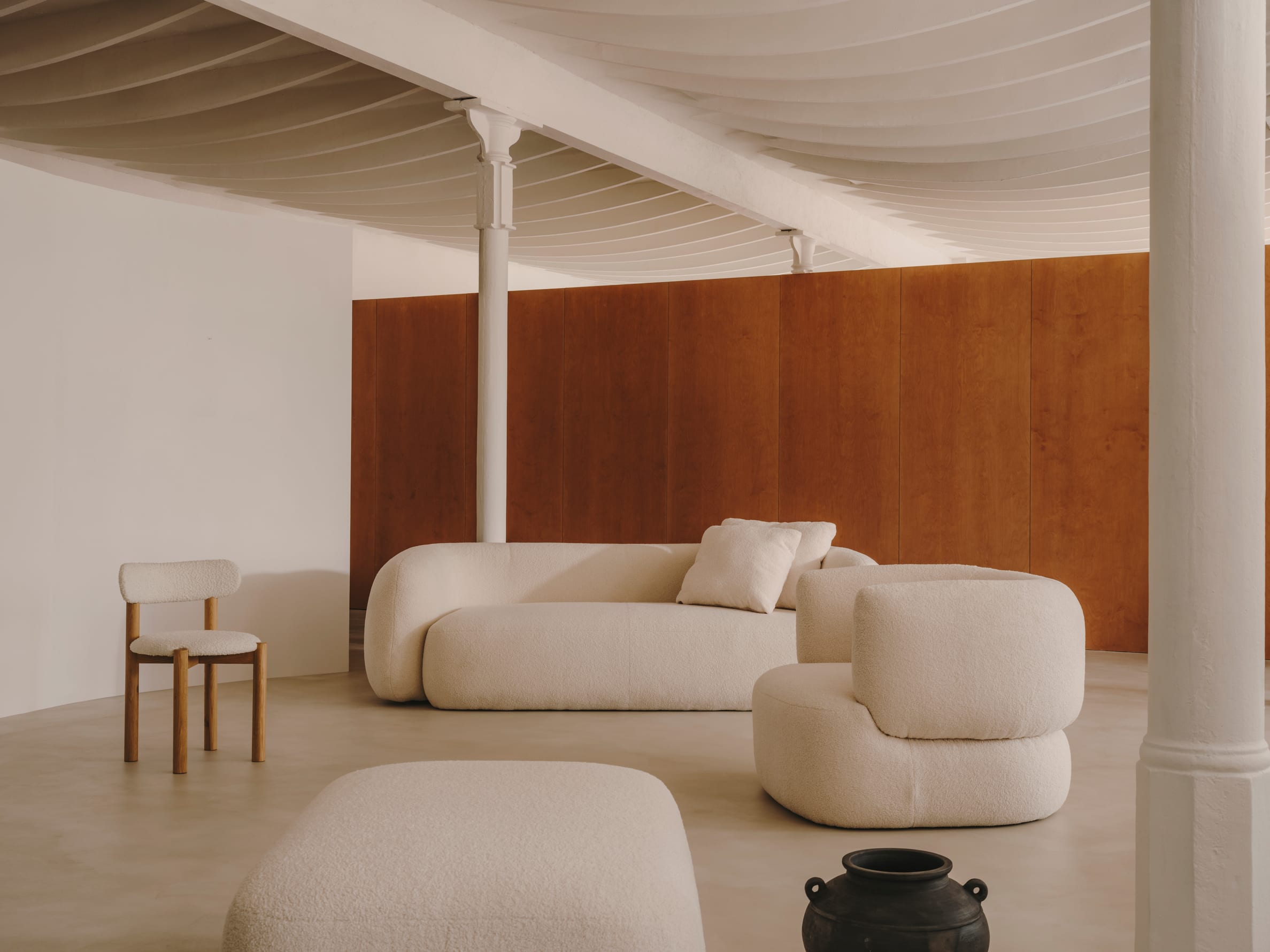 Martina Sessel in Ecru Bouclé mit Kissen, FSC-zertifiziert, von Kave Home – modern, bequem und umweltfreundlich.