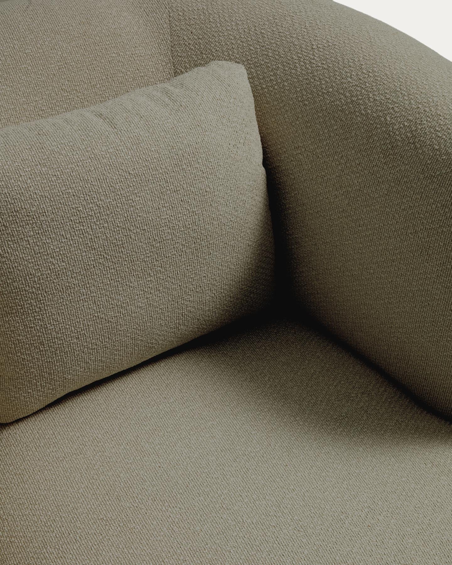 Schwer entflammbarer Sessel Martina mit Kissen in grüner Chenille FSC Mix Credit in Grün präsentiert im Onlineshop von KAQTU Design AG. Sessel ist von Kave Home