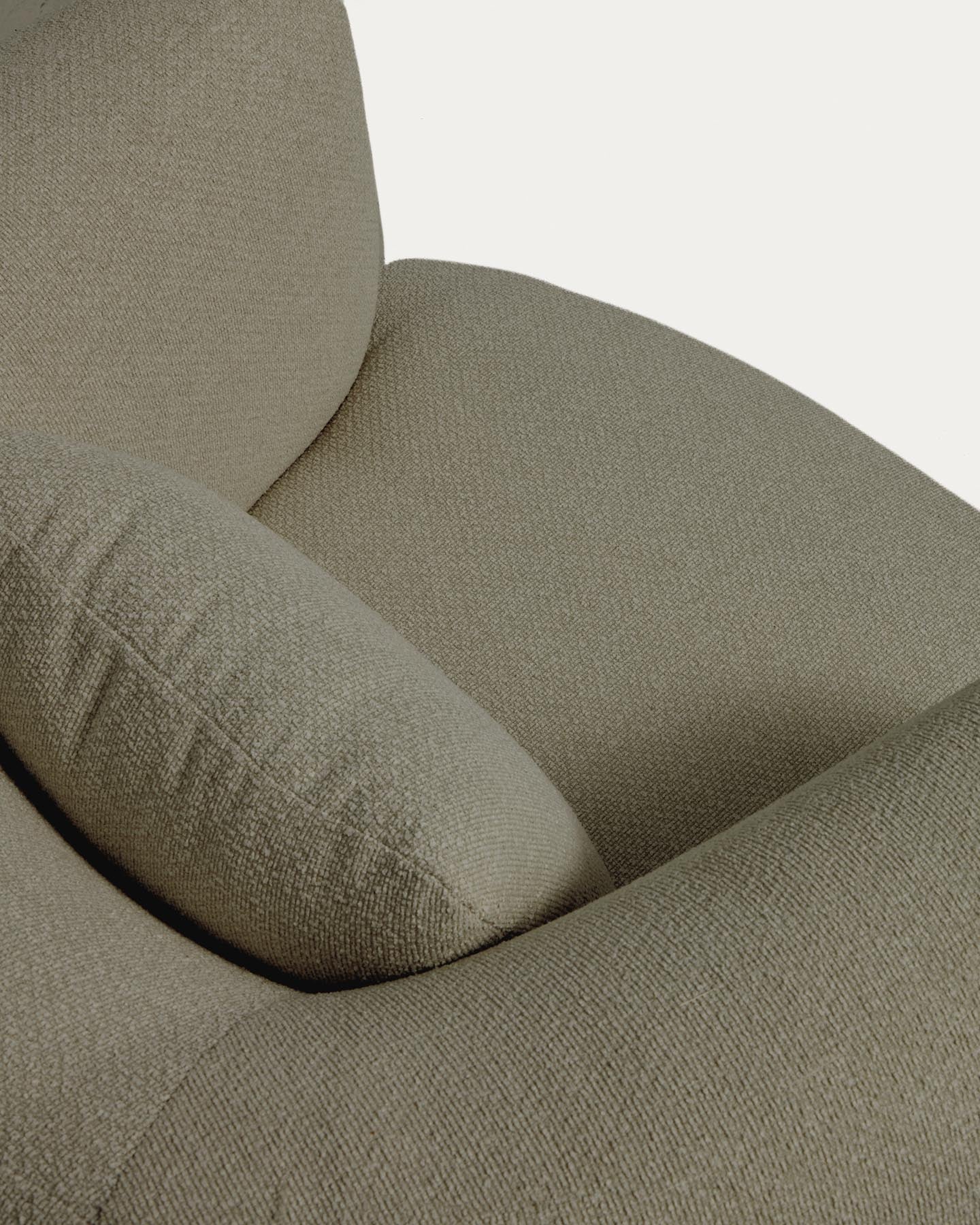 Schwer entflammbarer Sessel Martina mit Kissen in grüner Chenille FSC Mix Credit in Grün präsentiert im Onlineshop von KAQTU Design AG. Sessel ist von Kave Home
