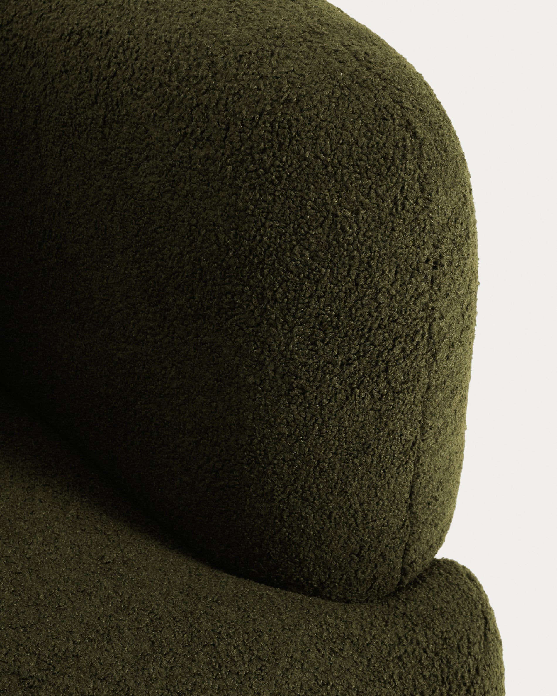 Drehsessel mit Kissen Martina in dunkelgrüner Lammfelloptik FSC Mix Credit in Dunkelgrün präsentiert im Onlineshop von KAQTU Design AG. Drehsessel ist von Kave Home