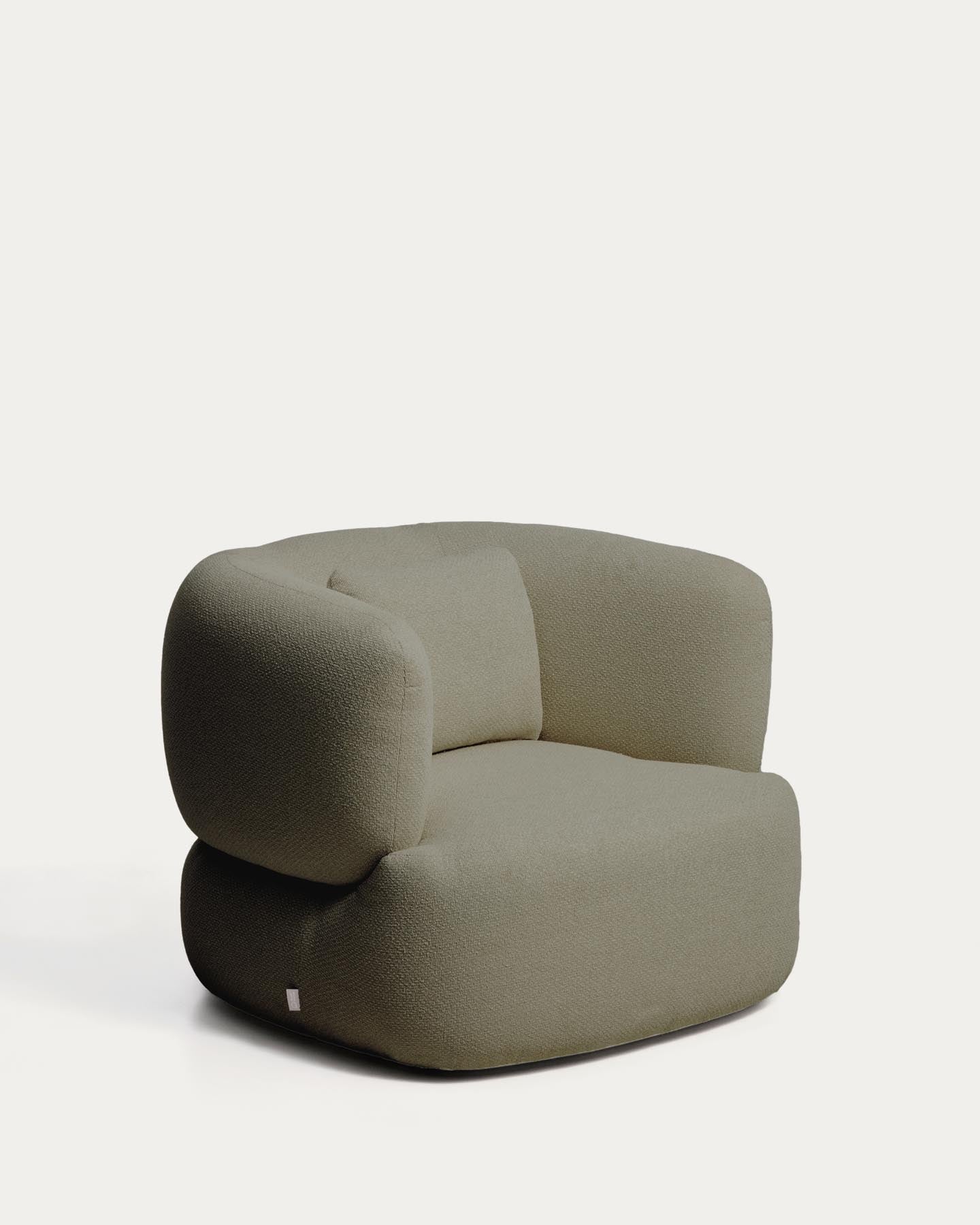 Schwer entflammbarer Drehsessel Martina mit Kissen in grüner Chenille FSC Mix Credit in Grün präsentiert im Onlineshop von KAQTU Design AG. Sessel ist von Kave Home