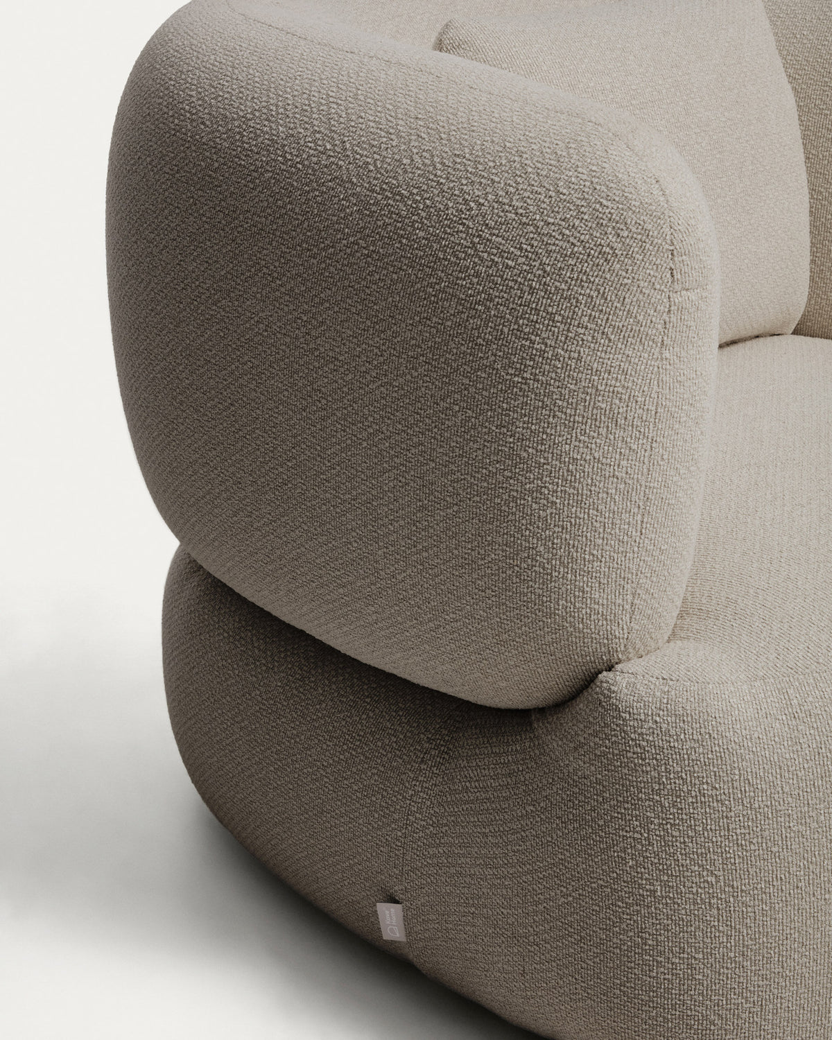 Drehsessel Martina mit Kissen mit Chenille in Steinton FSC Mix Credit in Steinfarben präsentiert im Onlineshop von KAQTU Design AG. Drehsessel ist von Kave Home