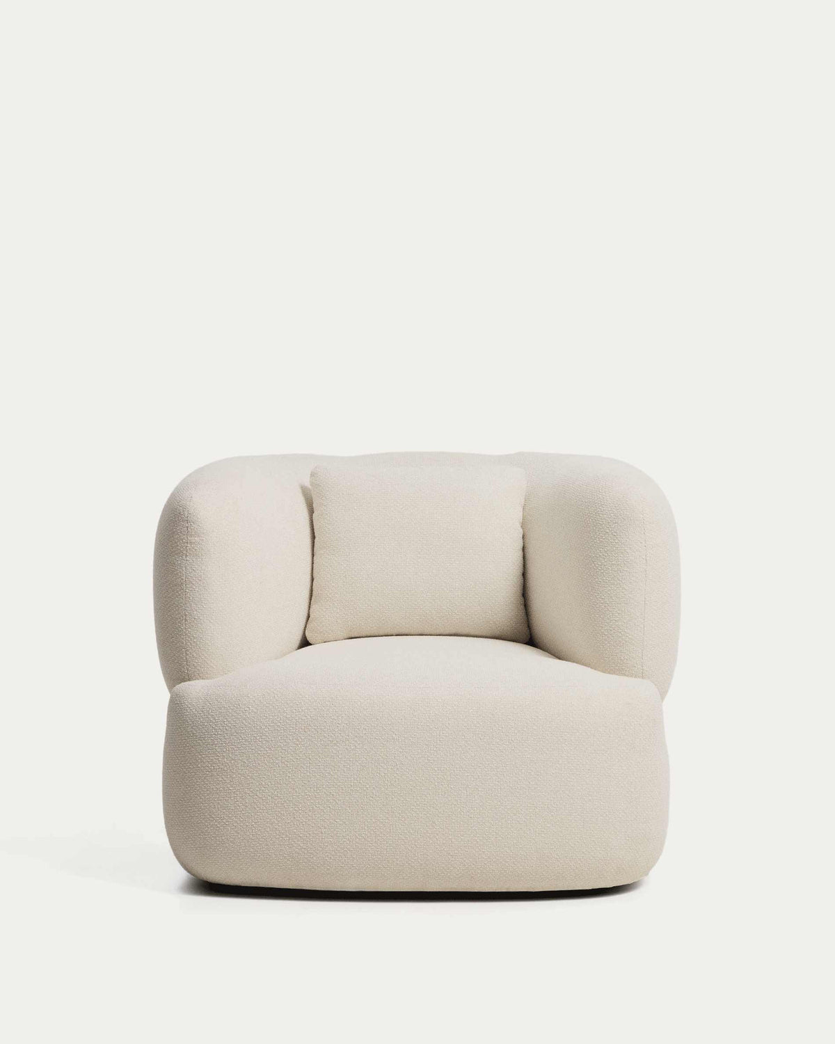 Schwer entflammbarer Drehsessel Martina mit Kissen aus Chenille in Ecru FSC Mix Credit in Ecru präsentiert im Onlineshop von KAQTU Design AG. Sessel ist von Kave Home