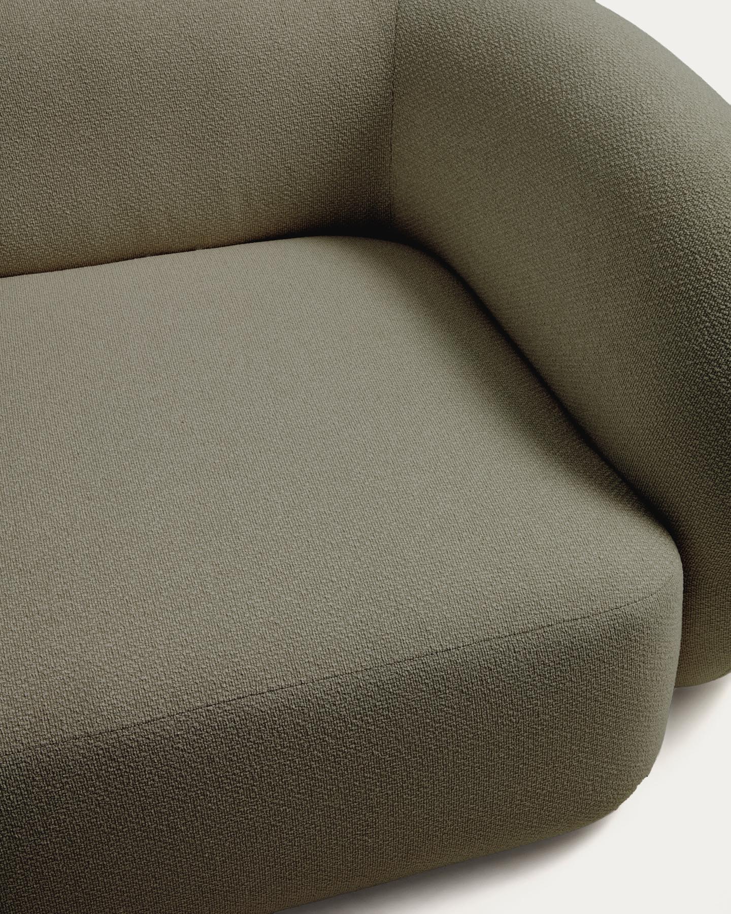 Schwer entflammbares 3-Sitzer-Sofa Martina in grüner Chenille 246 cm FSC Mix Credit in Grün präsentiert im Onlineshop von KAQTU Design AG. 3er Sofa ist von Kave Home