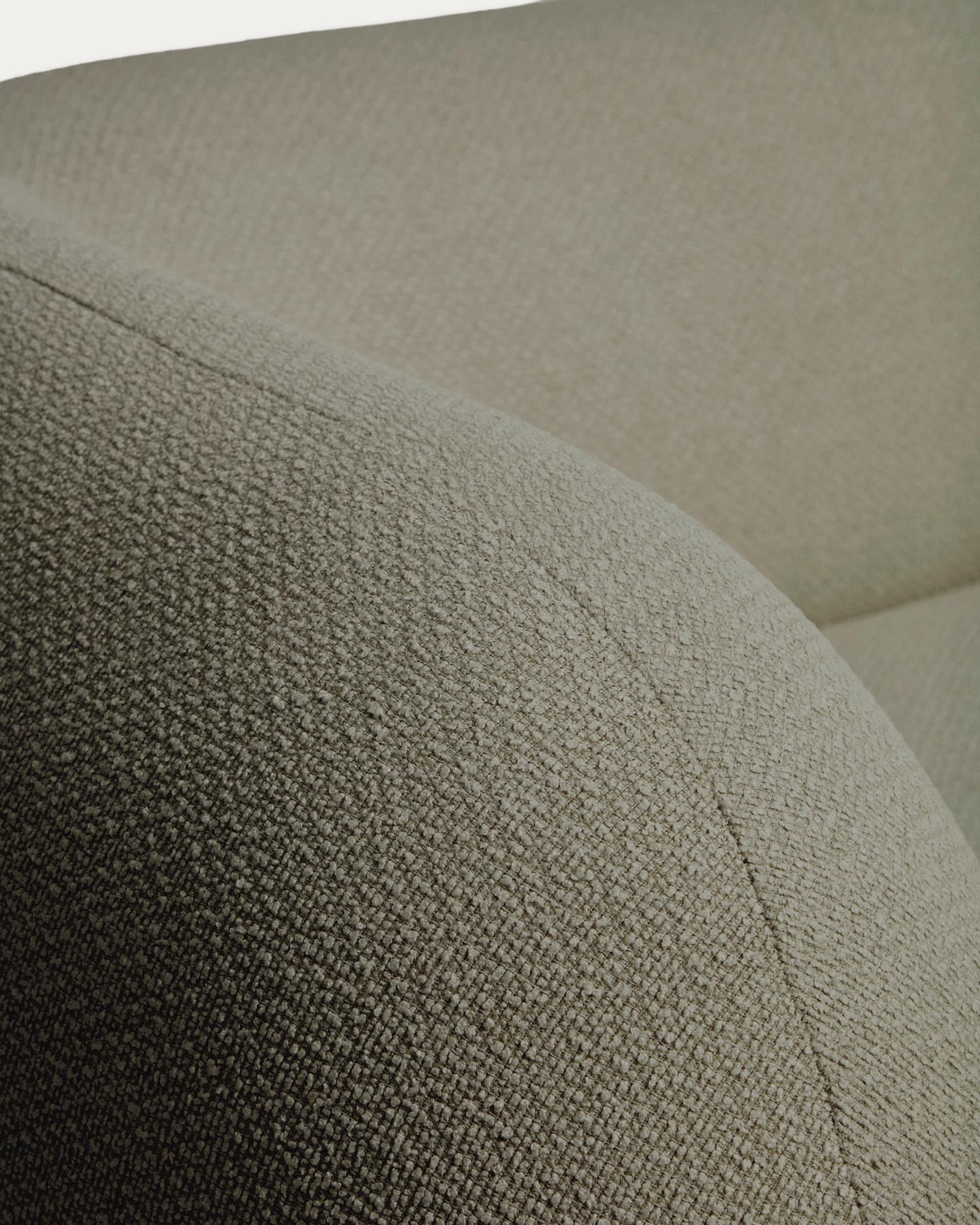 Schwer entflammbares 3-Sitzer-Sofa Martina in grüner Chenille 246 cm FSC Mix Credit in Grün präsentiert im Onlineshop von KAQTU Design AG. 3er Sofa ist von Kave Home