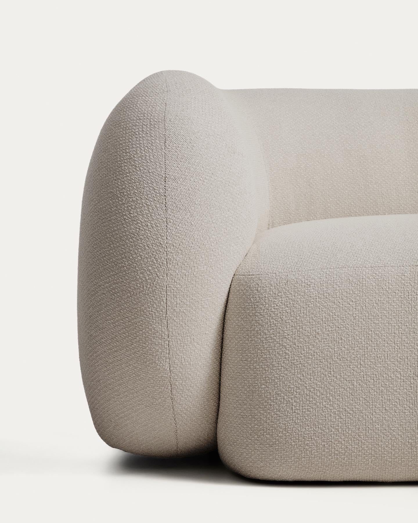 Schwer entflammbares 3-Sitzer-Sofa Martina in Lammfelloptik in Steinton 246 cm FSC Mix Credit in Steinfarben präsentiert im Onlineshop von KAQTU Design AG. 3er Sofa ist von Kave Home