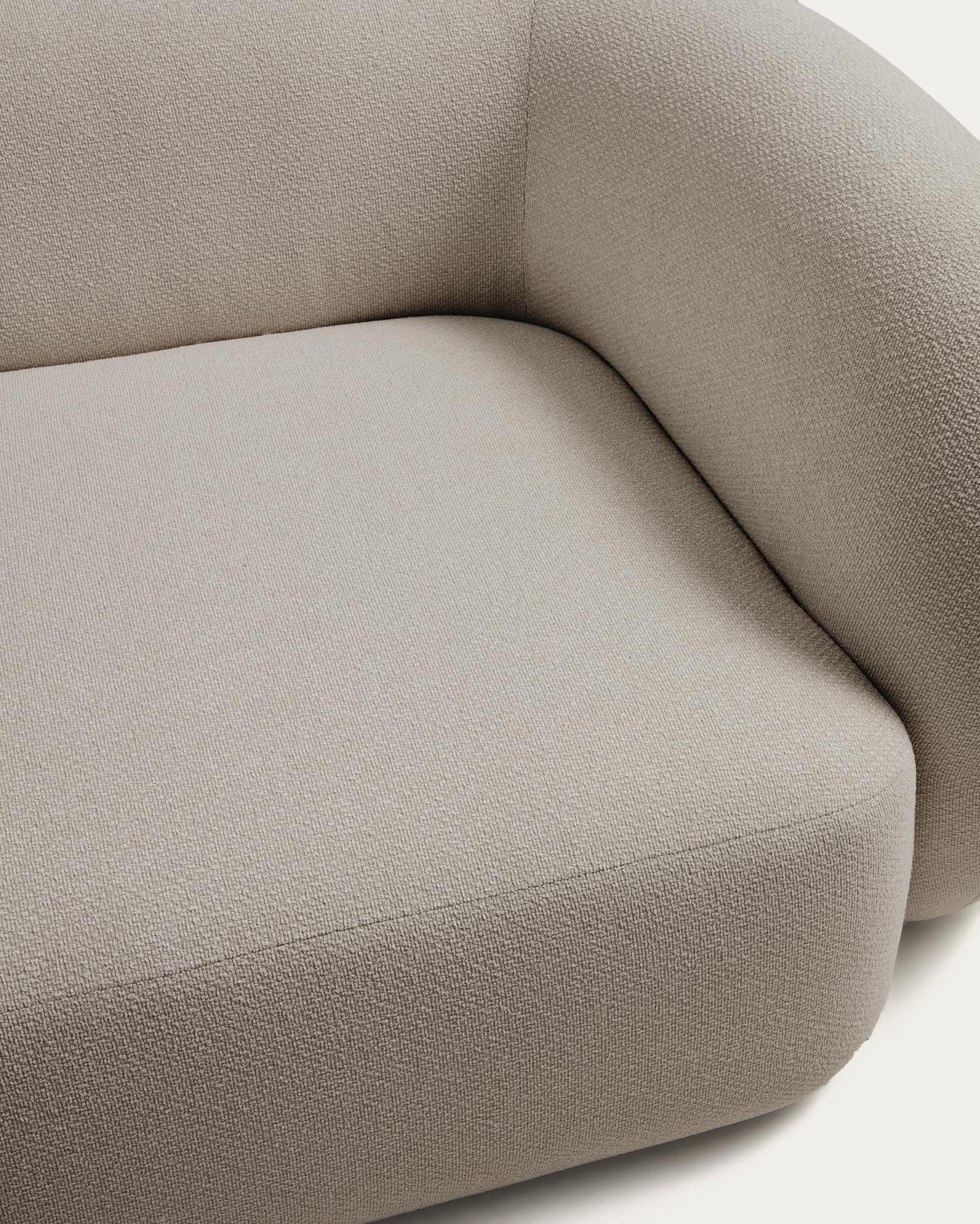 Schwer entflammbares 3-Sitzer-Sofa Martina in Lammfelloptik in Steinton 246 cm FSC Mix Credit in Steinfarben präsentiert im Onlineshop von KAQTU Design AG. 3er Sofa ist von Kave Home