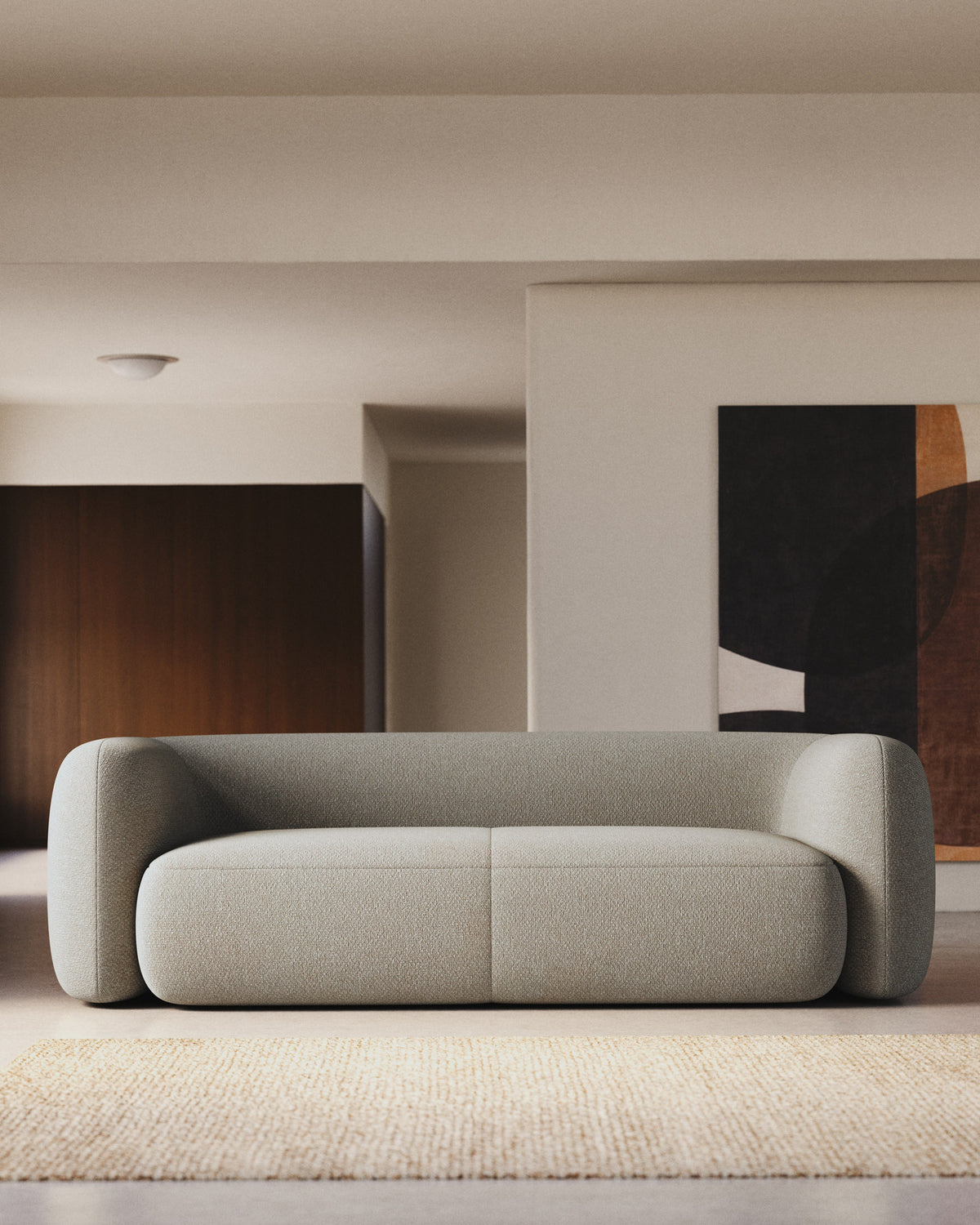 Schwer entflammbares 3-Sitzer-Sofa Martina in Lammfelloptik in Steinton 246 cm FSC Mix Credit in Steinfarben präsentiert im Onlineshop von KAQTU Design AG. 3er Sofa ist von Kave Home