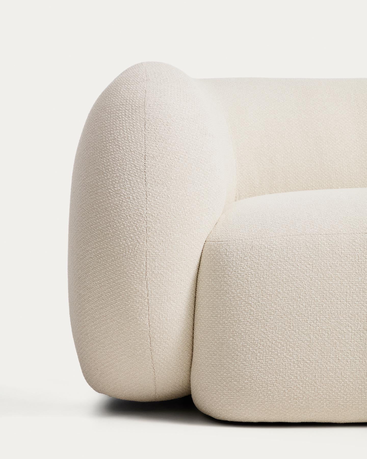 Schwer entflammbares 3-Sitzer-Sofa Martina aus Chenille in Ecru 246 cm FSC Mix Credit in Ecru präsentiert im Onlineshop von KAQTU Design AG. 3er Sofa ist von Kave Home