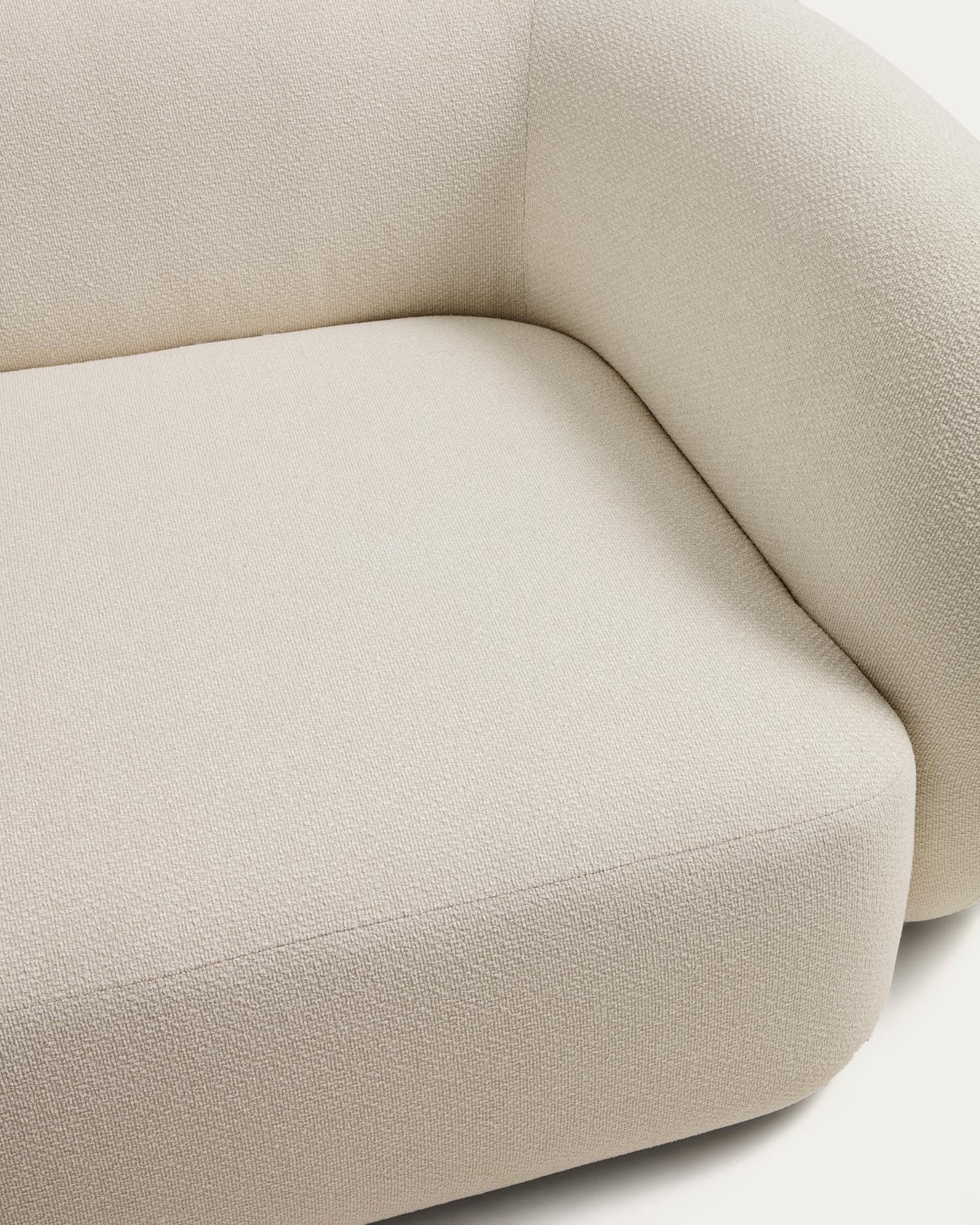 Schwer entflammbares 3-Sitzer-Sofa Martina aus Chenille in Ecru 246 cm FSC Mix Credit in Ecru präsentiert im Onlineshop von KAQTU Design AG. 3er Sofa ist von Kave Home