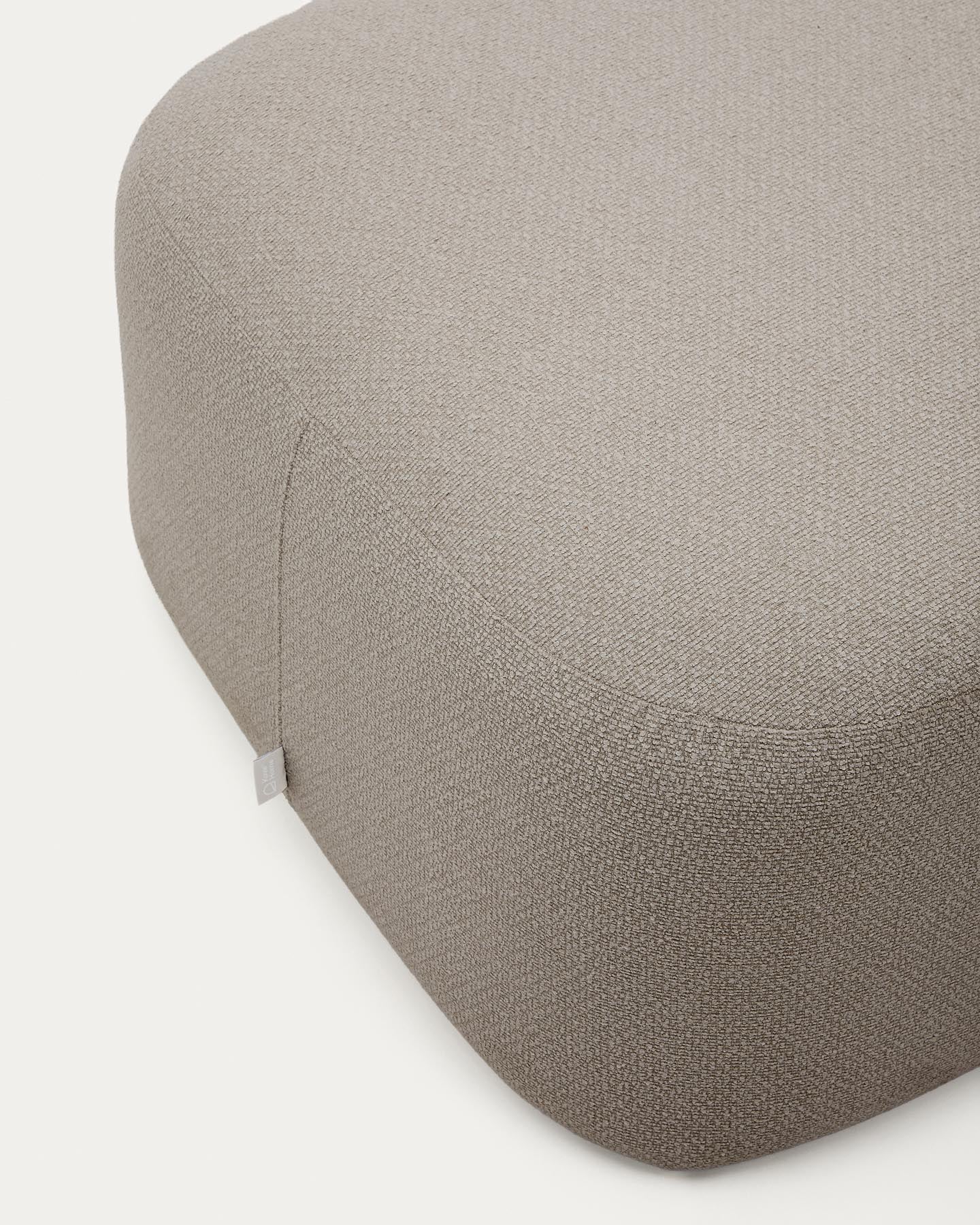 Fussablage Martina mit Chenille in Steinton 123 x 85 cm in Steinfarben präsentiert im Onlineshop von KAQTU Design AG. Pouf ist von Kave Home