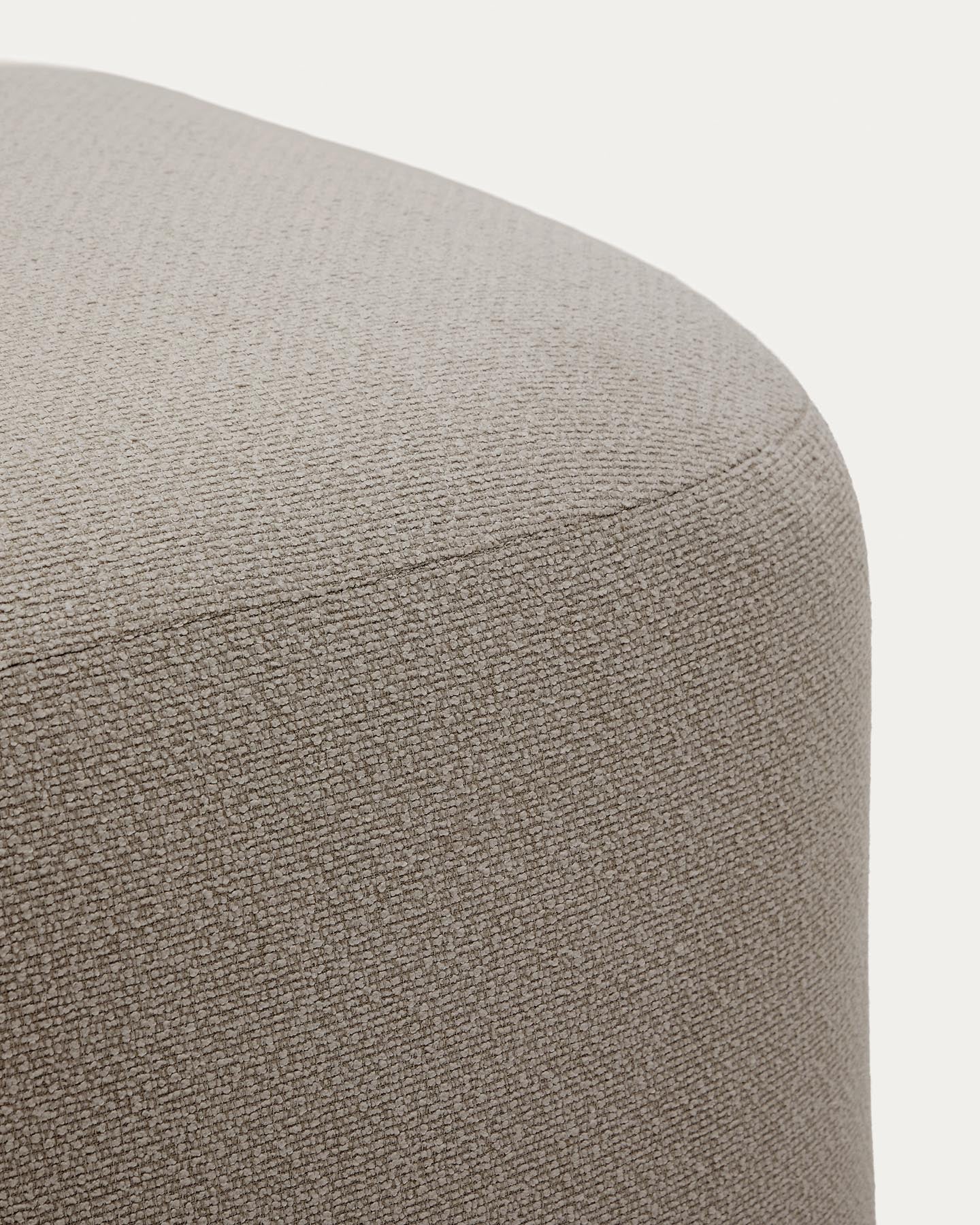 Fussablage Martina mit Chenille in Steinton 123 x 85 cm in Steinfarben präsentiert im Onlineshop von KAQTU Design AG. Pouf ist von Kave Home