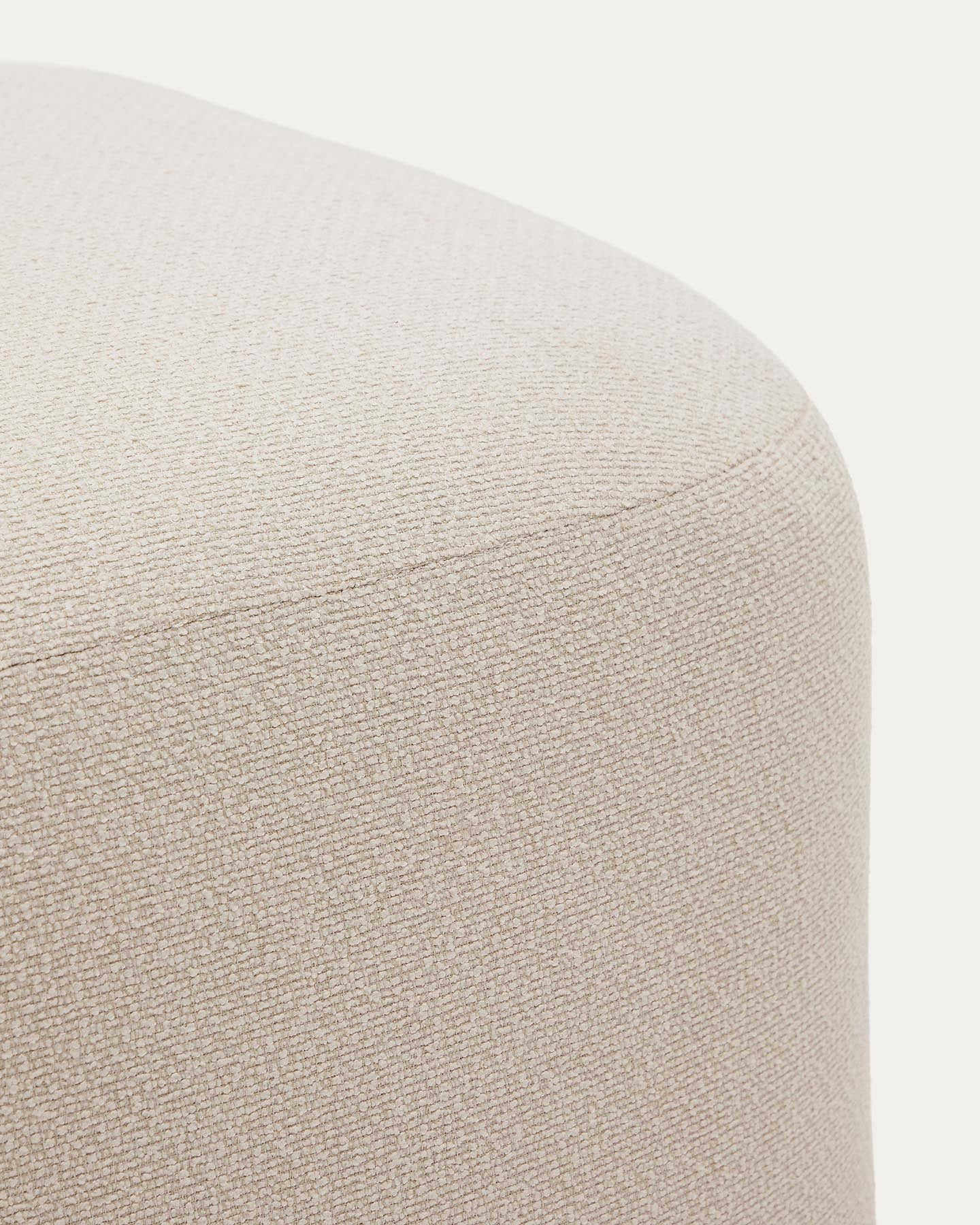 Schwer entflammbare Fussablage Martina aus Chenille in Ecru 123 x 85 cm in Ecru präsentiert im Onlineshop von KAQTU Design AG. Pouf ist von Kave Home
