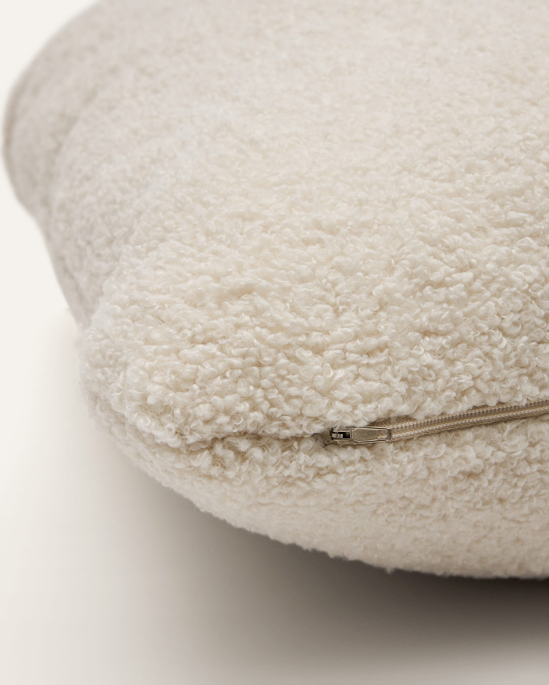 Das Martina Kissen in Ecru (52x52 cm) von Kave Home bietet luxuriösen Komfort und umweltfreundliche Materialien für ein stilvolles Zuhause.