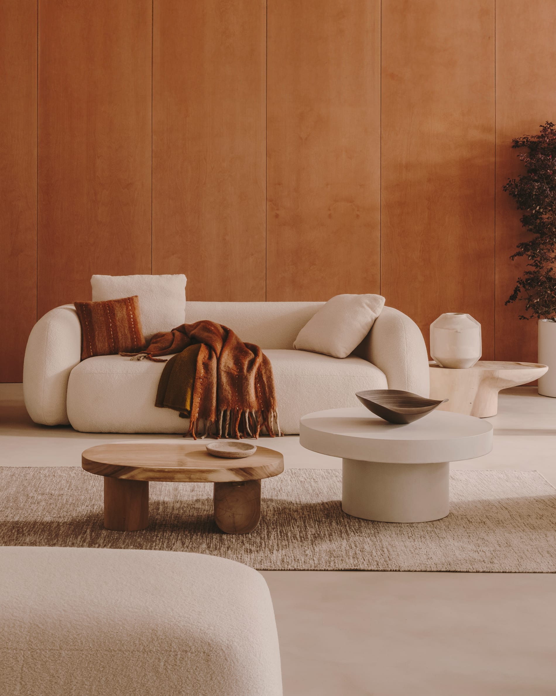 Das Martina Kissen 52x52 cm in Ecru von Kave Home besticht durch seine stilvolle Bouclé-Oberfläche und verleiht jedem Raum Eleganz.