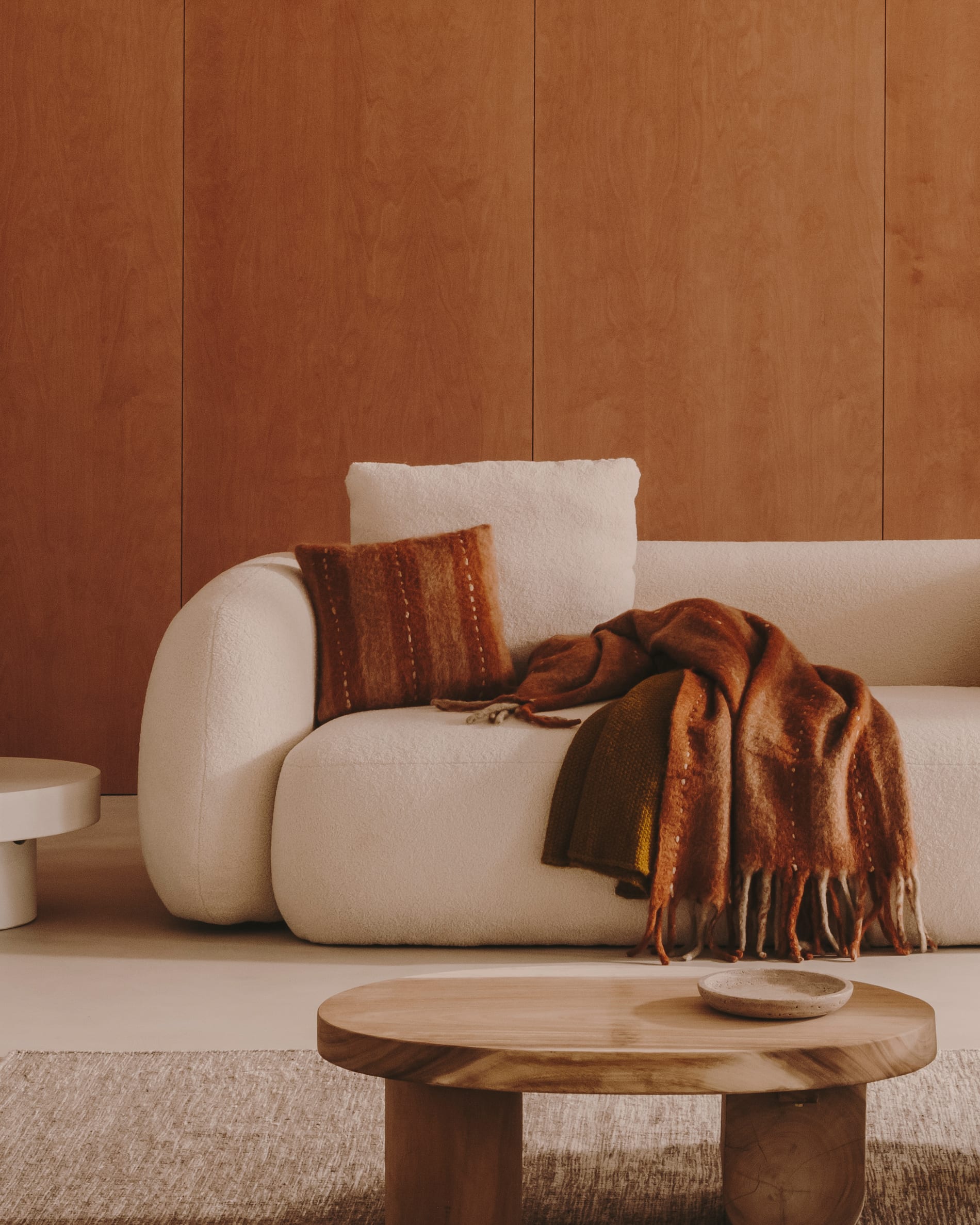 Das Martina Kissen in Ecru, 47x36 cm, aus weichem Bouclé-Stoff, verleiht Ihrem Zuhause eine elegante und gemütliche Atmosphäre.