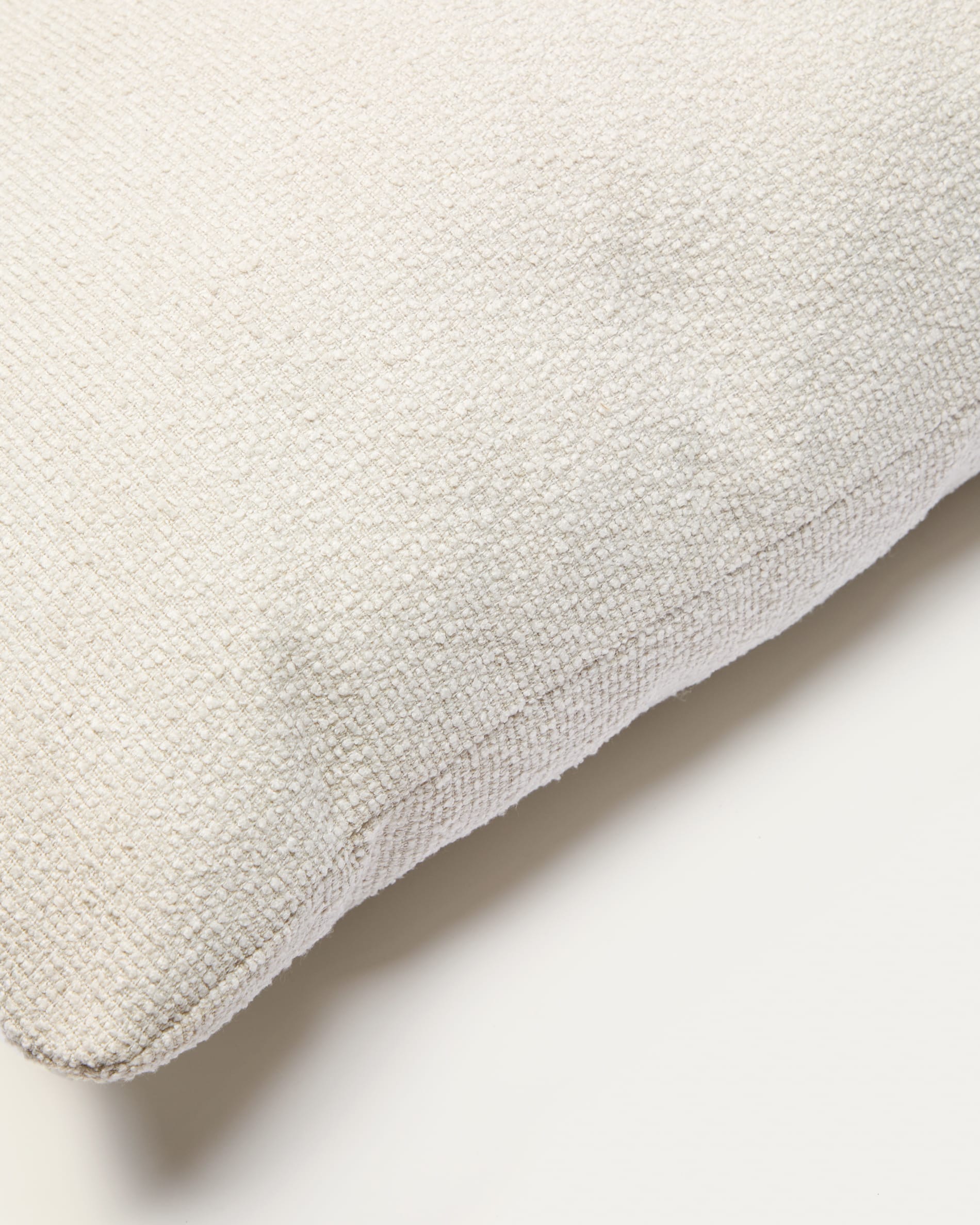 Entdecken Sie das stilvolle Martina Kissen in Écru (47x36 cm) von Kave Home – ein perfektes Zusammenspiel aus Komfort und elegantem Design.