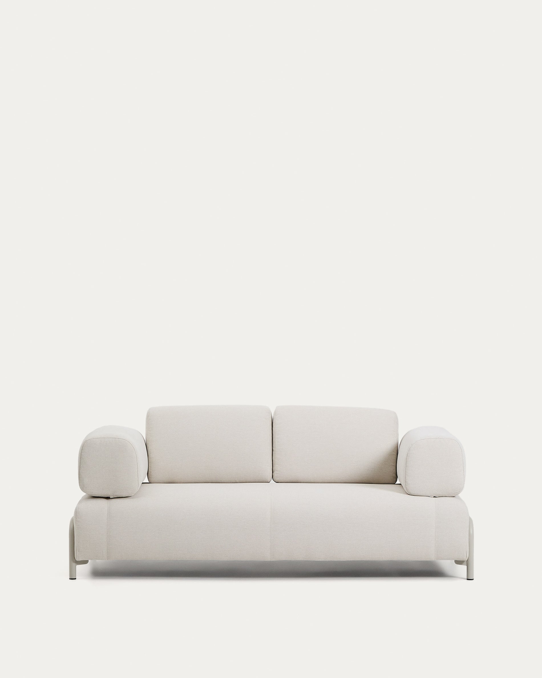2-Sitzer-Sofa Compo aus Chenille in Ecru mit beigem Metallgestell 200 cm FSC Mix Credit in Ecru präsentiert im Onlineshop von KAQTU Design AG. 2er Sofa ist von Kave Home