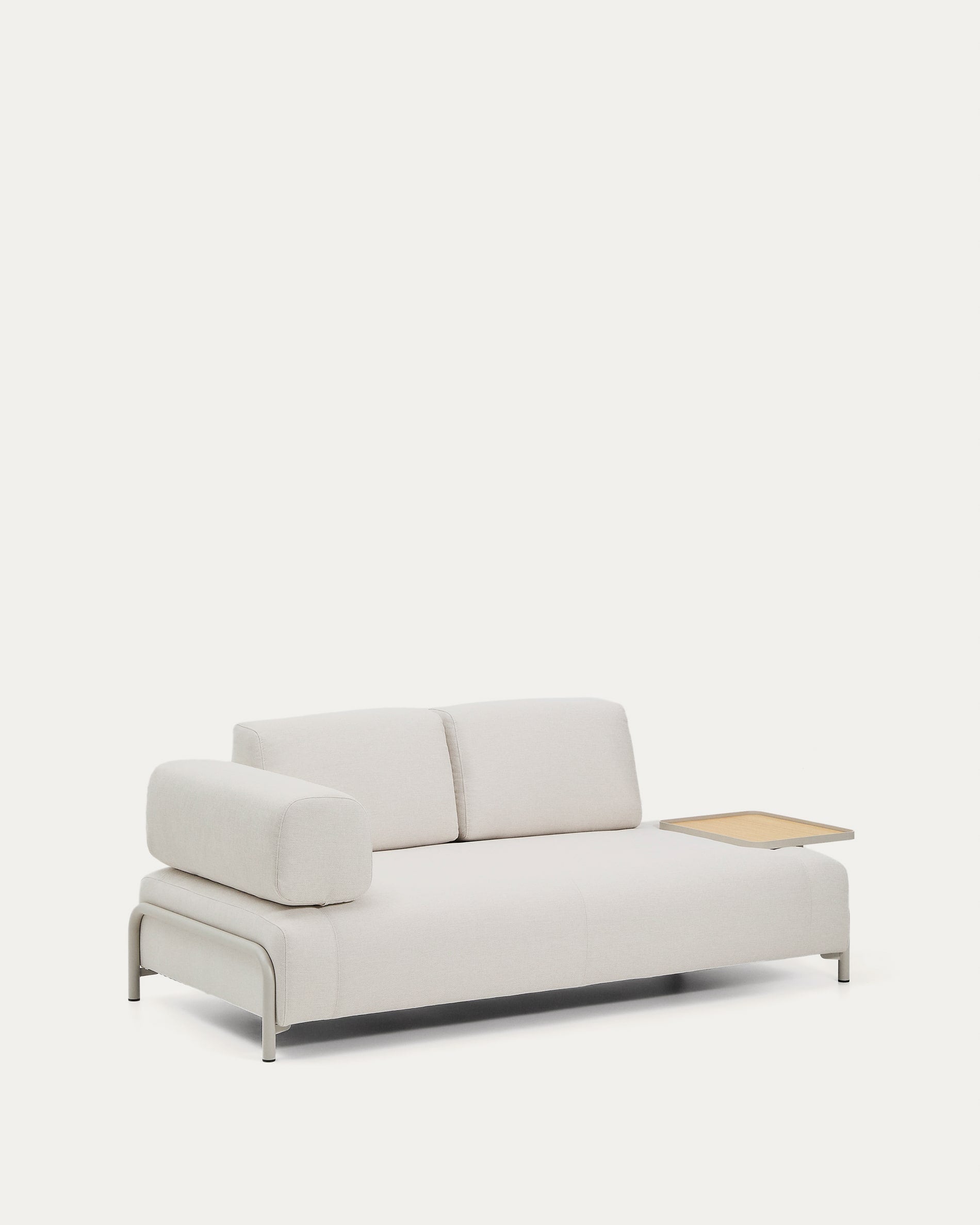 Entdecken Sie das stilvolle 2-Sitzer-Sofa Compo in Ecru von Kave Home. Hochwertiger Chenille-Stoff, elegantes Design und praktisches Eichenfurnier-Tablett.