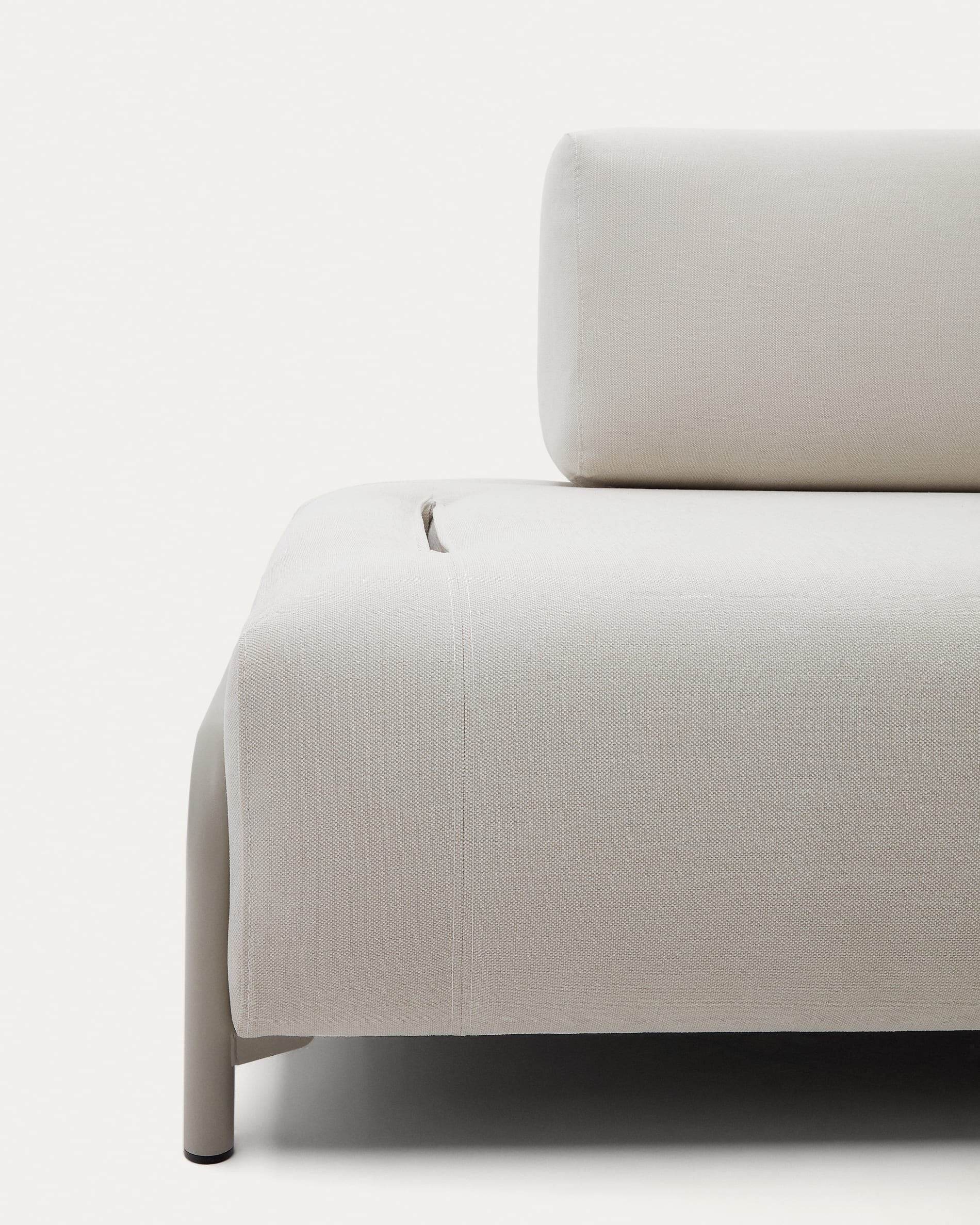 Stilvolles Compo 3-Sitzer-Modul von Kave Home, 232 cm, in sanftem Beige. Hochwertiger Chenille-Bezug und stabiles Metallgestell für höchsten Komfort.