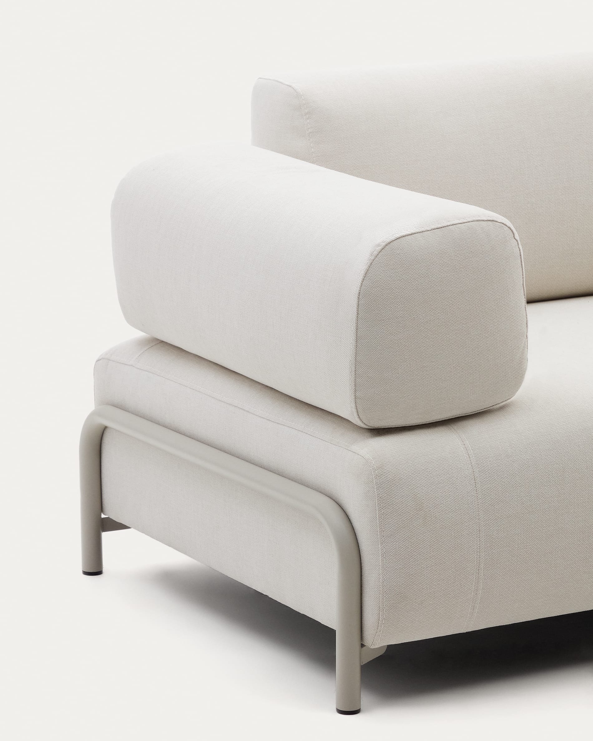 Stilvolles 3-Sitzer-Sofa in Beige von Kave Home, 232 cm, mit hochwertigem Stoffbezug und robustem Metallgestell – ideal für Ihr Zuhause.