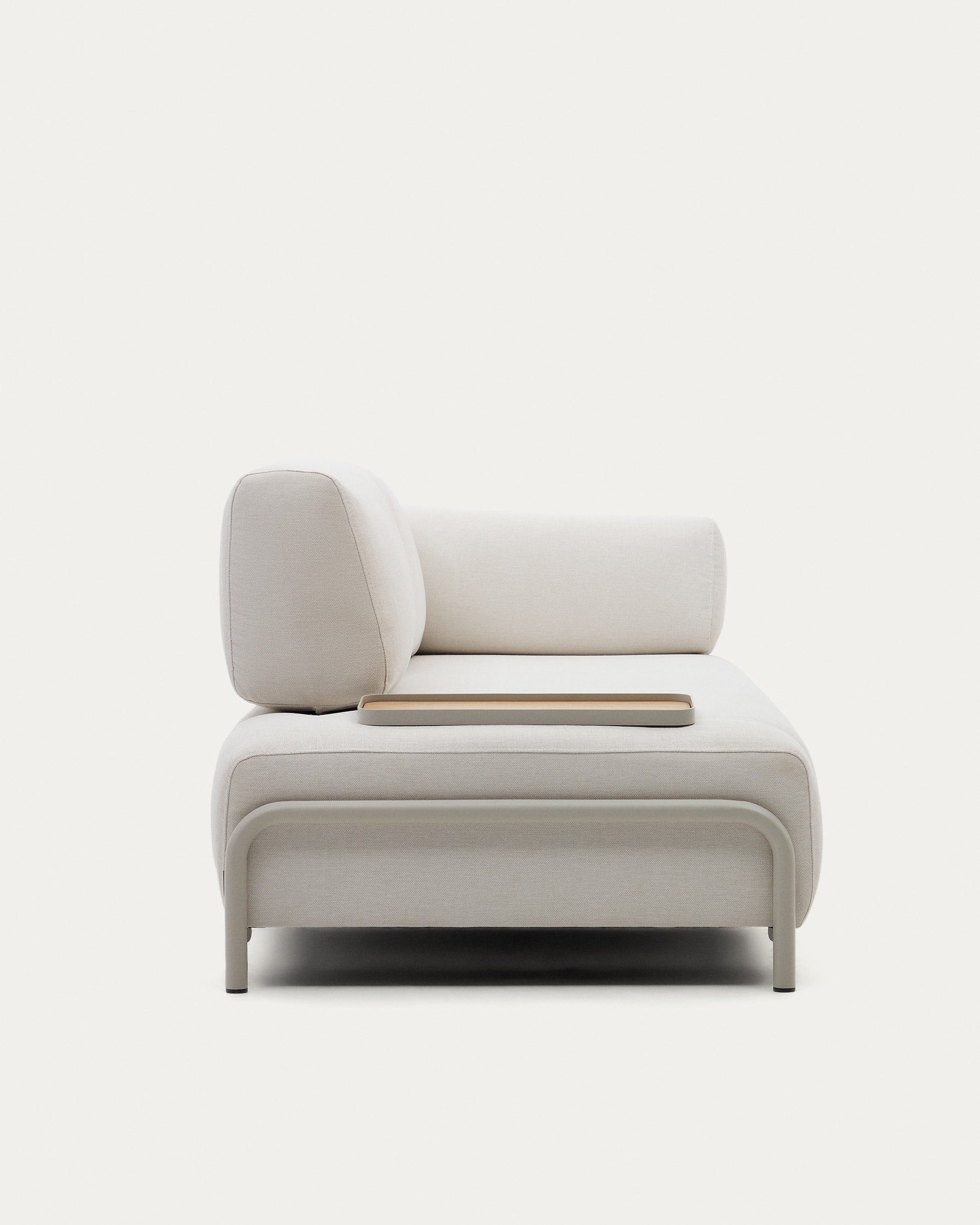 Elegantes 3-Sitzer-Sofa in Beige mit praktischem Tablett aus Eichenfurnier und stabilem Metallgestell, 232 cm breit, von Kave Home.