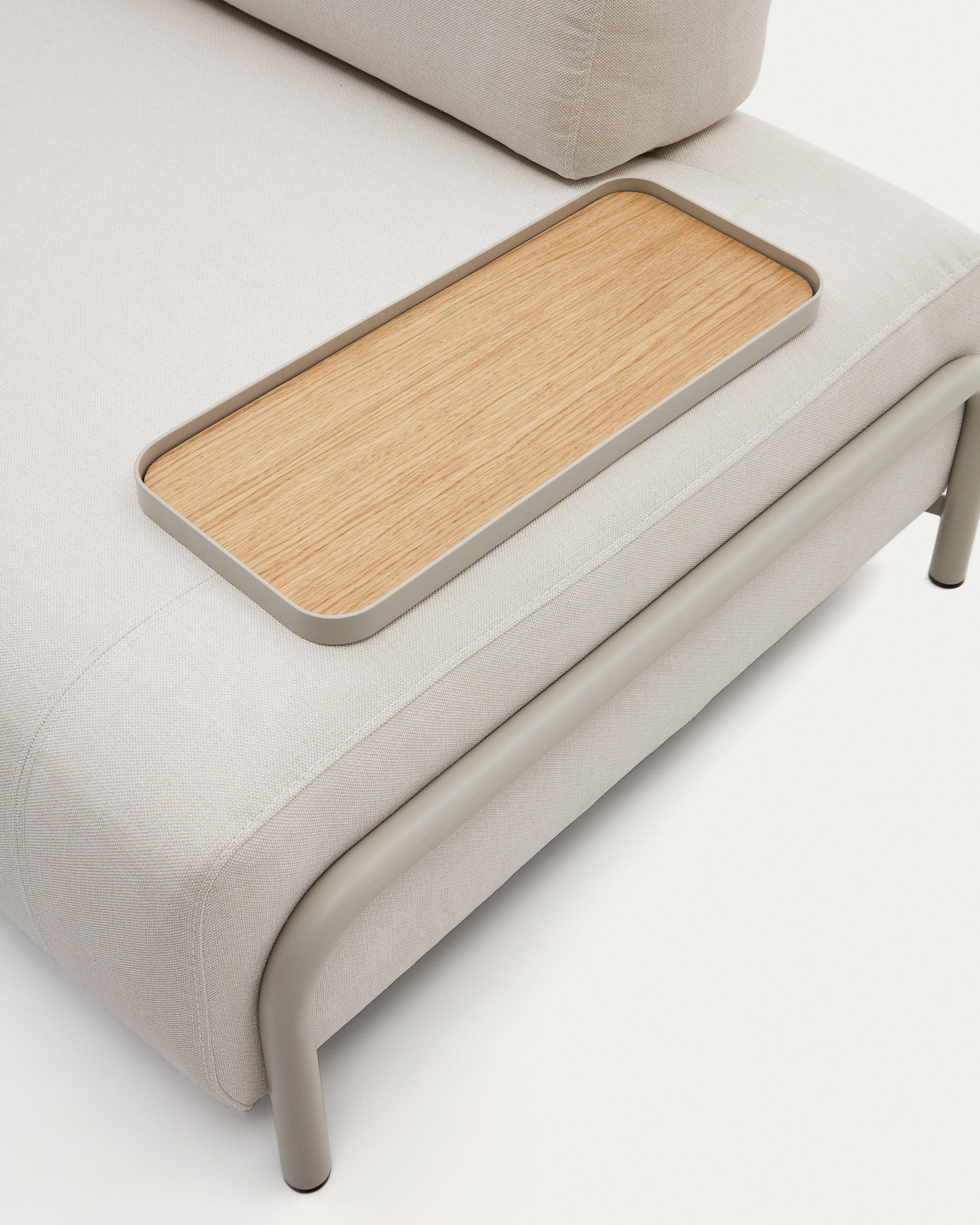 Beige 3-Sitzer-Sofa von Kave Home: 232 cm, elegantes Design mit Eichenfurnier-Tablett und stabiler Metallbasis für stilvolle Gemütlichkeit.