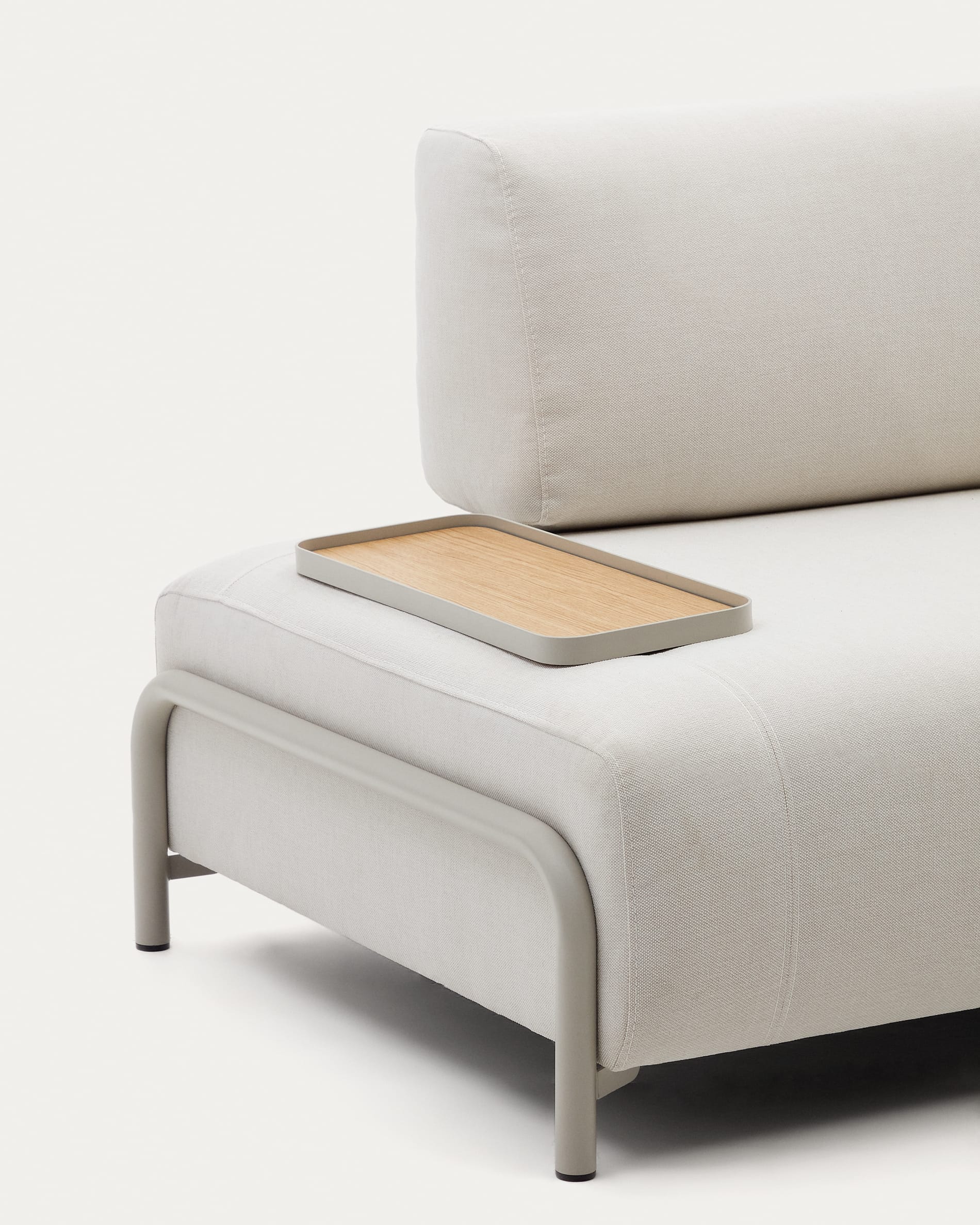 Erleben Sie das elegante Compo 3-Sitzer-Sofa in Beige von Kave Home: 232 cm, langlebiger Stoffbezug, praktisches Eichenfurnier-Tablett und robustes Metallgestell.