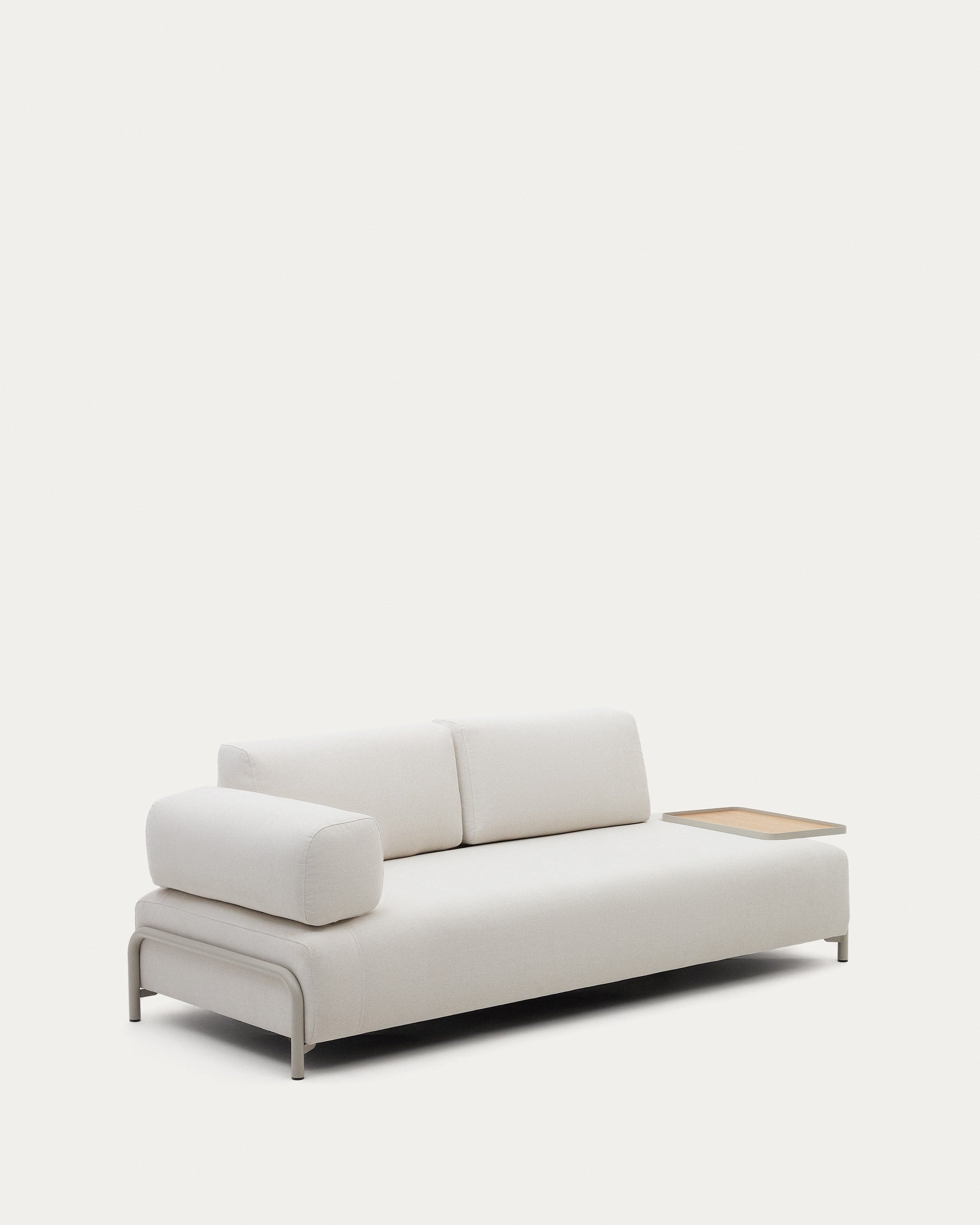 Elegantes 3-Sitzer-Sofa in Chenille Beige mit integriertem Eichenfurnier-Tablett und stabilem Metallgestell, 232 cm, von Kave Home.