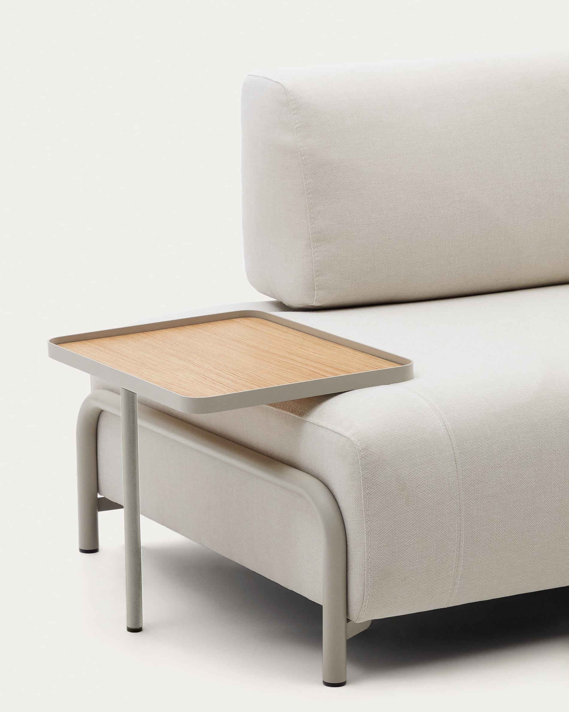 Elegantes 3-Sitzer-Sofa in Chenille Beige, 232 cm, mit praktischem Eichenfurnier-Tablett und stabiler Metallbasis – ideal für stilvolle Wohnräume.