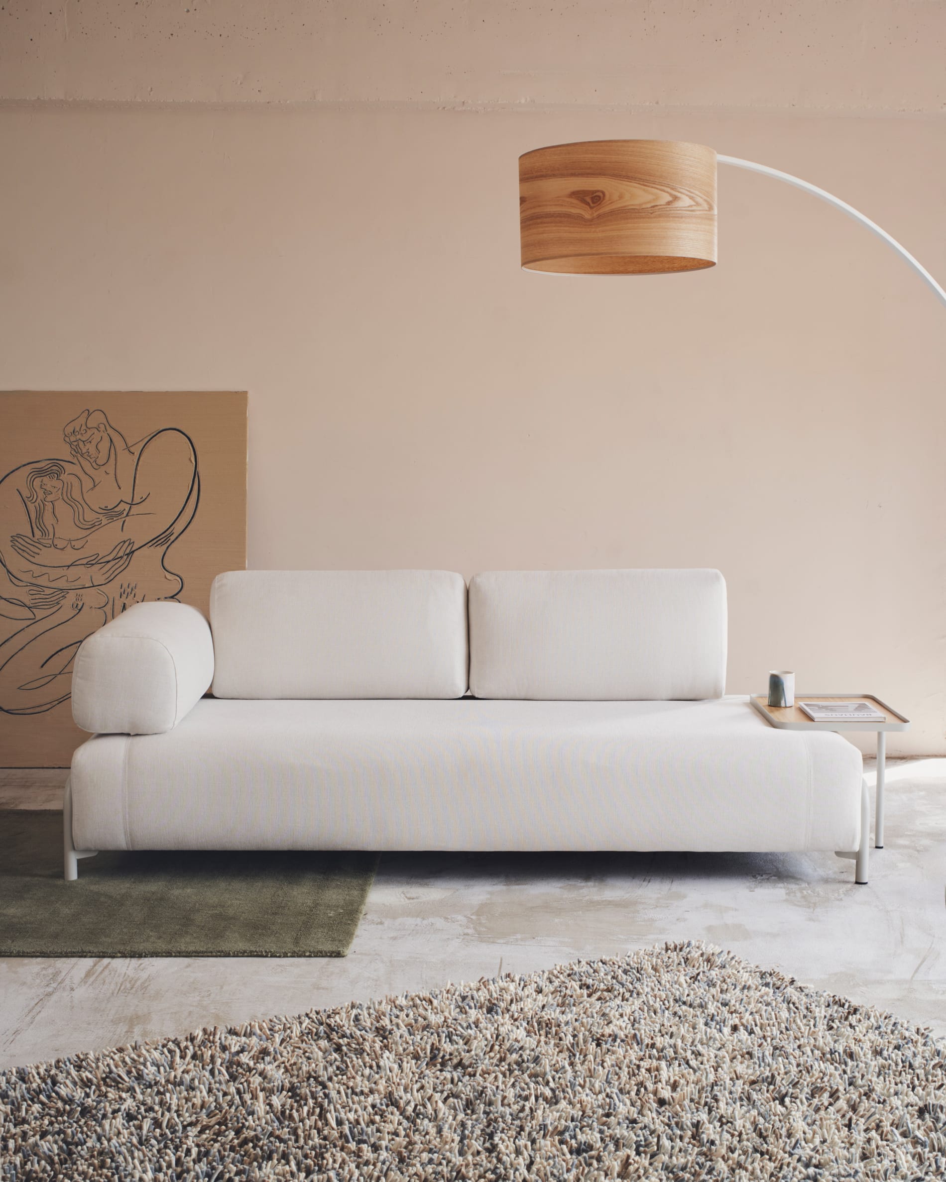 Elegantes 3-Sitzer-Sofa in Chenille Beige mit Eichenfurnier-Tablett, ideal für stilvolle und funktionale Wohnräume.