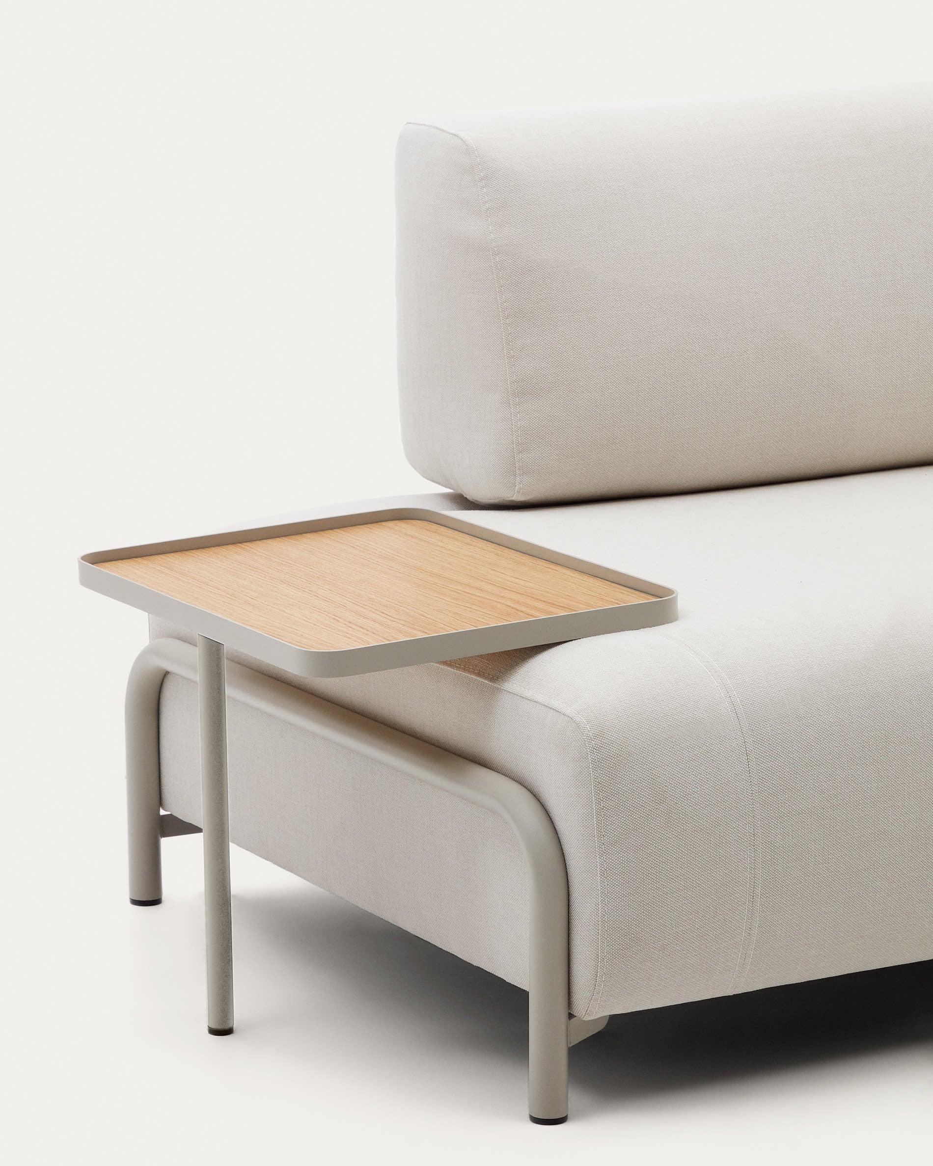 Elegantes Compo Tablett aus Eichenfurnier mit natürlichem Finish und beigem Metallgestell, ideal für stilvolle Sofas.