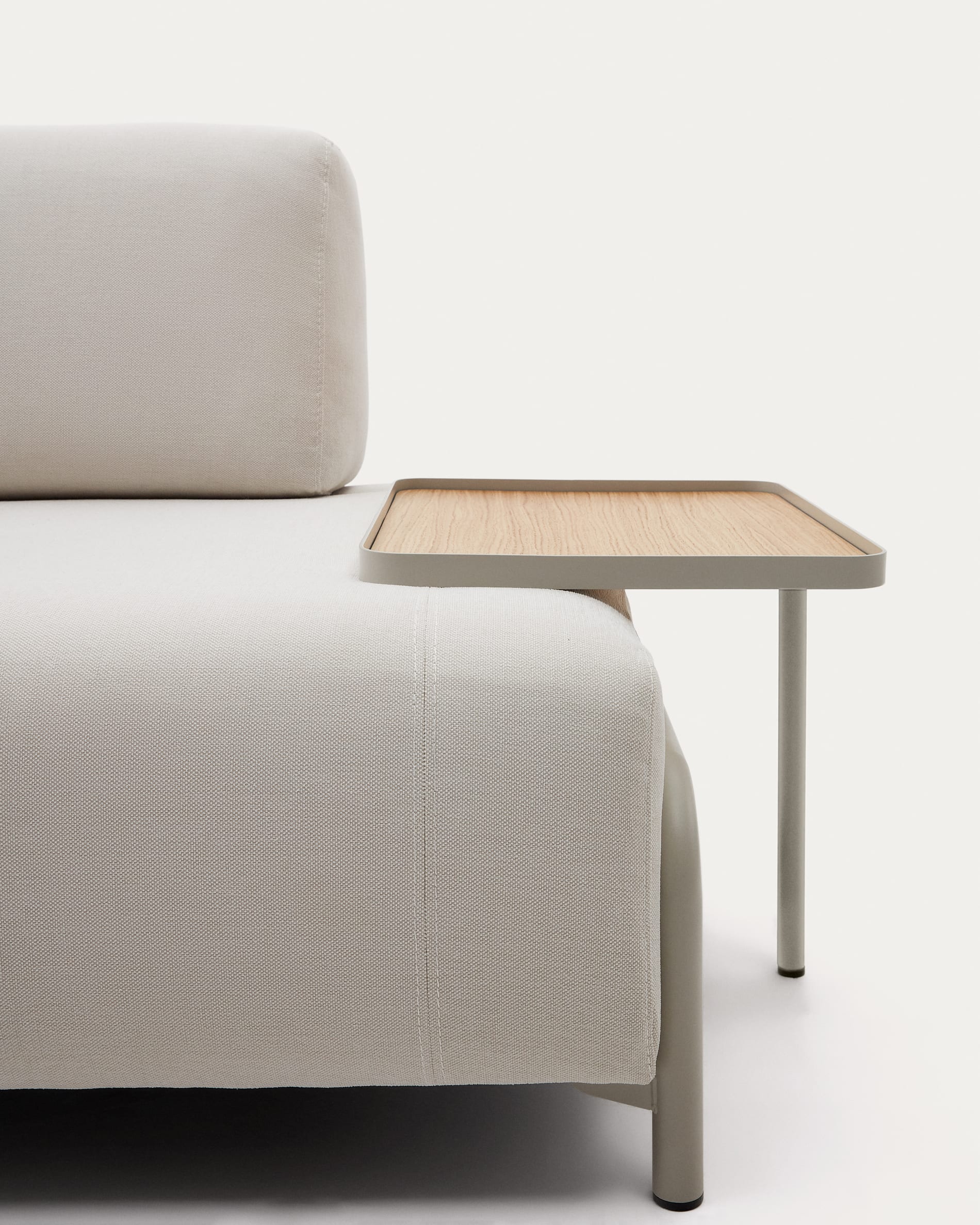 Elegantes Tablett in Eichenfurnier mit natürlichem Finish und robustem Metallgestell in Beige, ideal für stilvolle Wohnzimmer und vielseitige Nutzung.